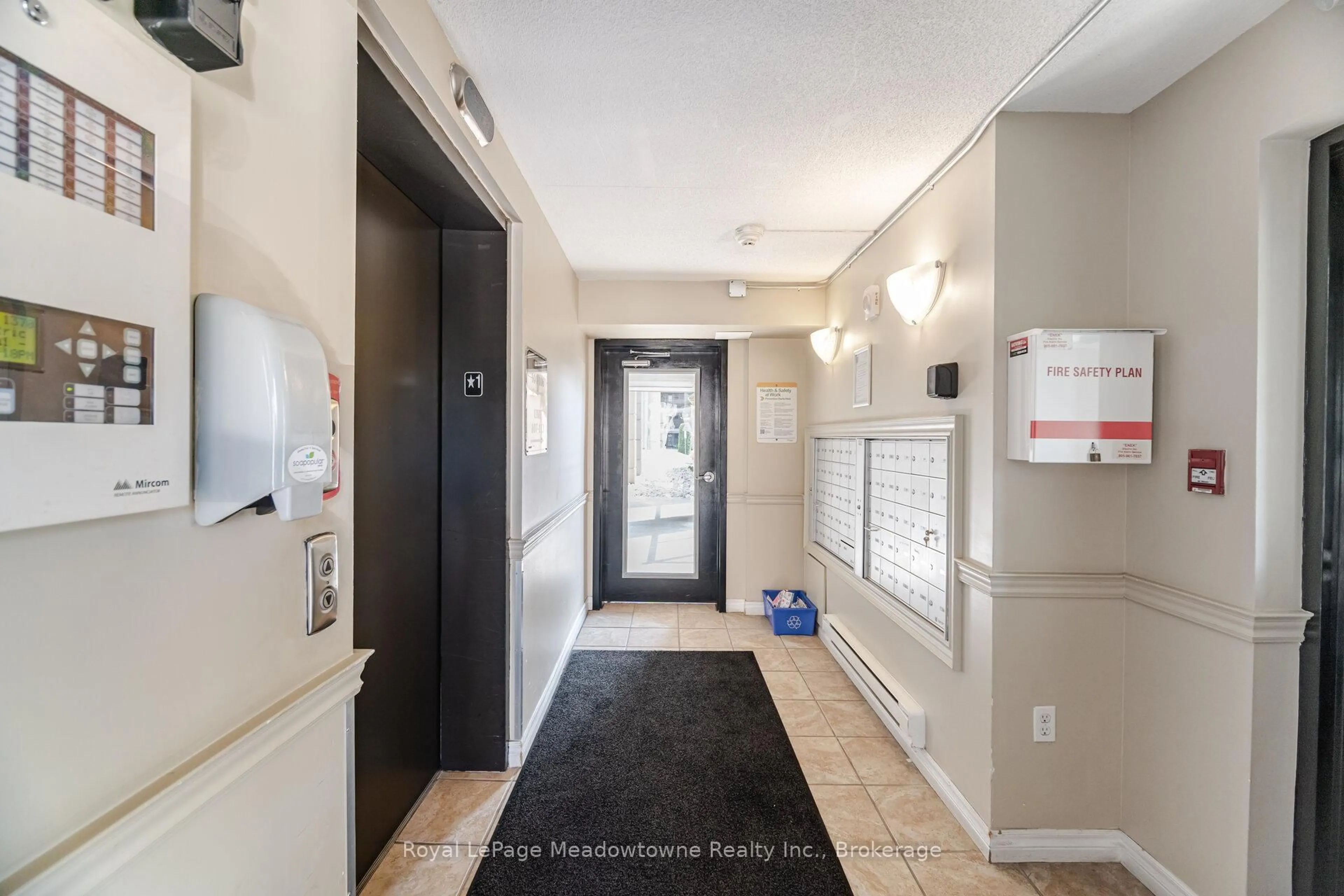 Indoor entryway for 1370 Main St #105, Milton Ontario L9T 7S8