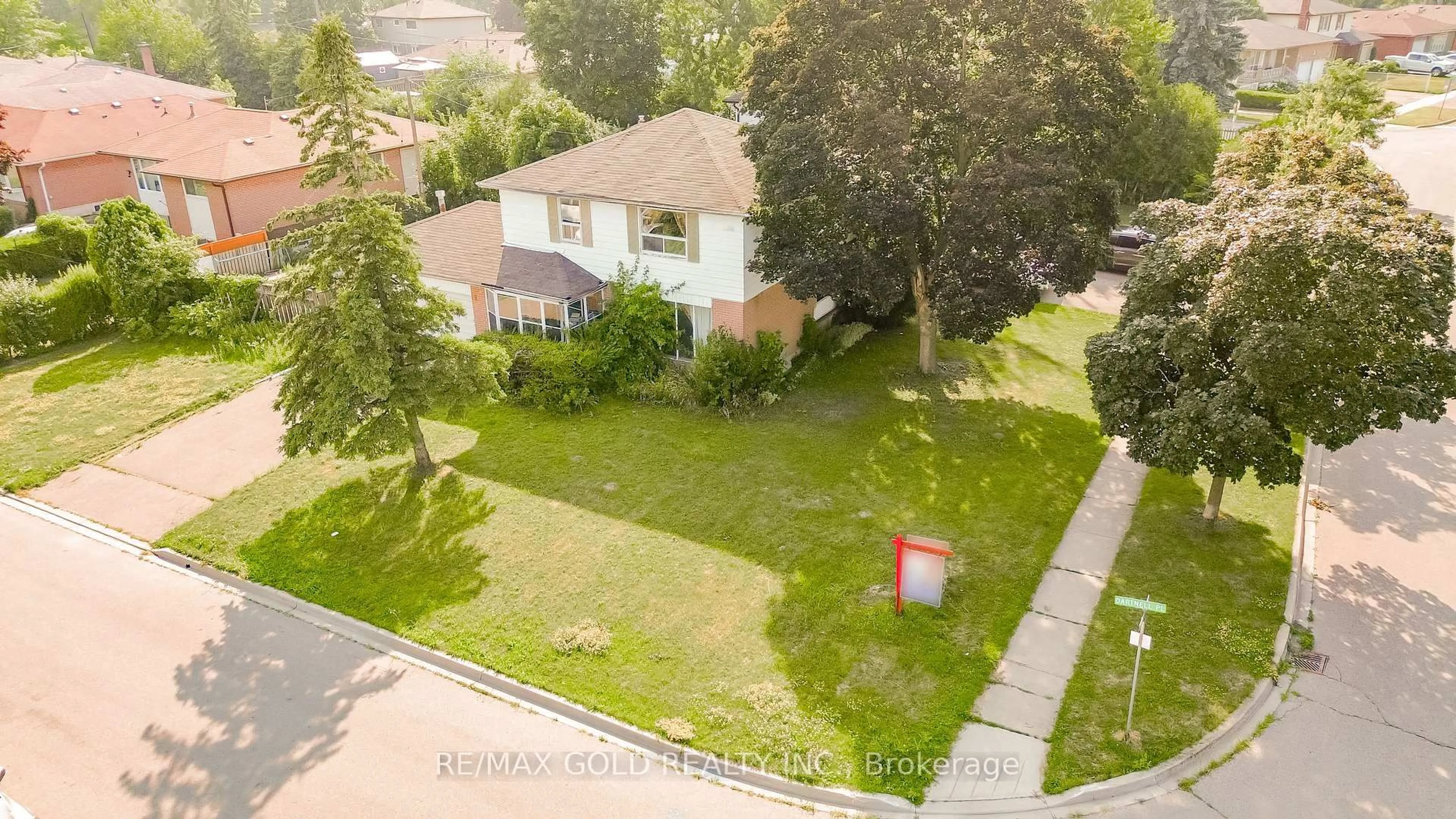A pic from outside/outdoor area/front of a property/back of a property/a pic from drone, street for 1 Dartnell Pl, Brampton Ontario L6T 1P3