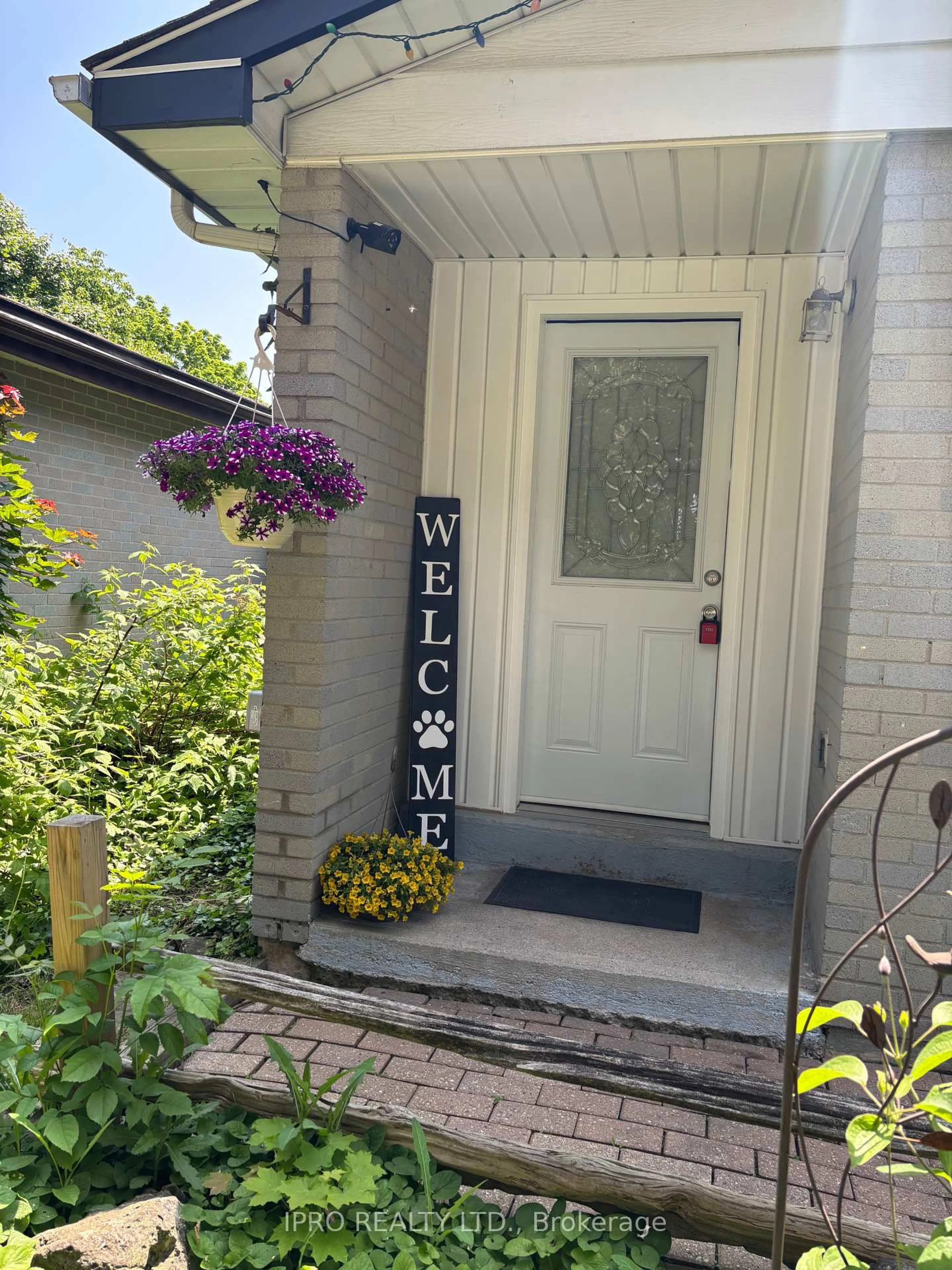 Indoor entryway for 44 Madison Ave, Orangeville Ontario L9W 1S3