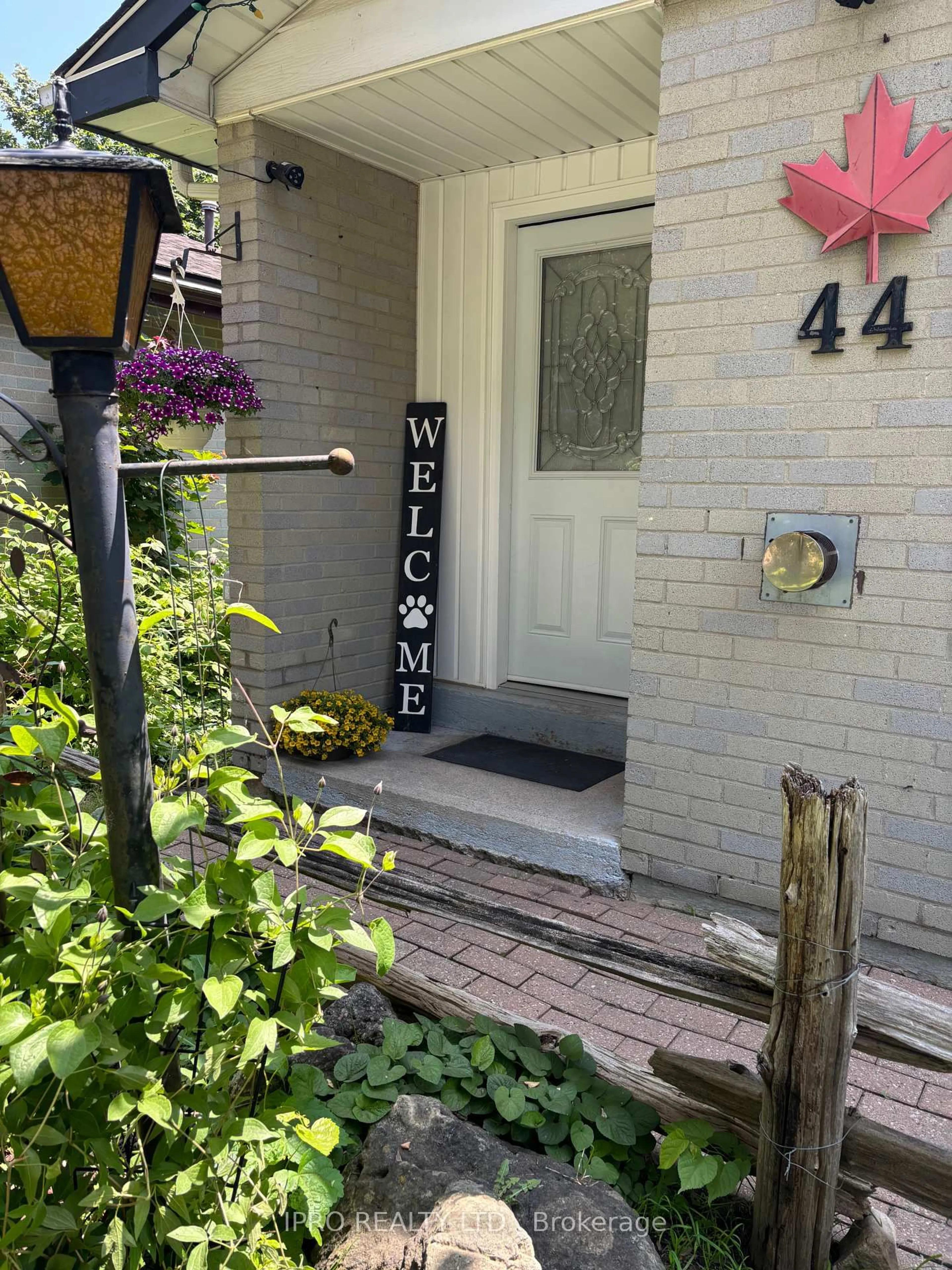 Indoor entryway for 44 Madison Ave, Orangeville Ontario L9W 1S3