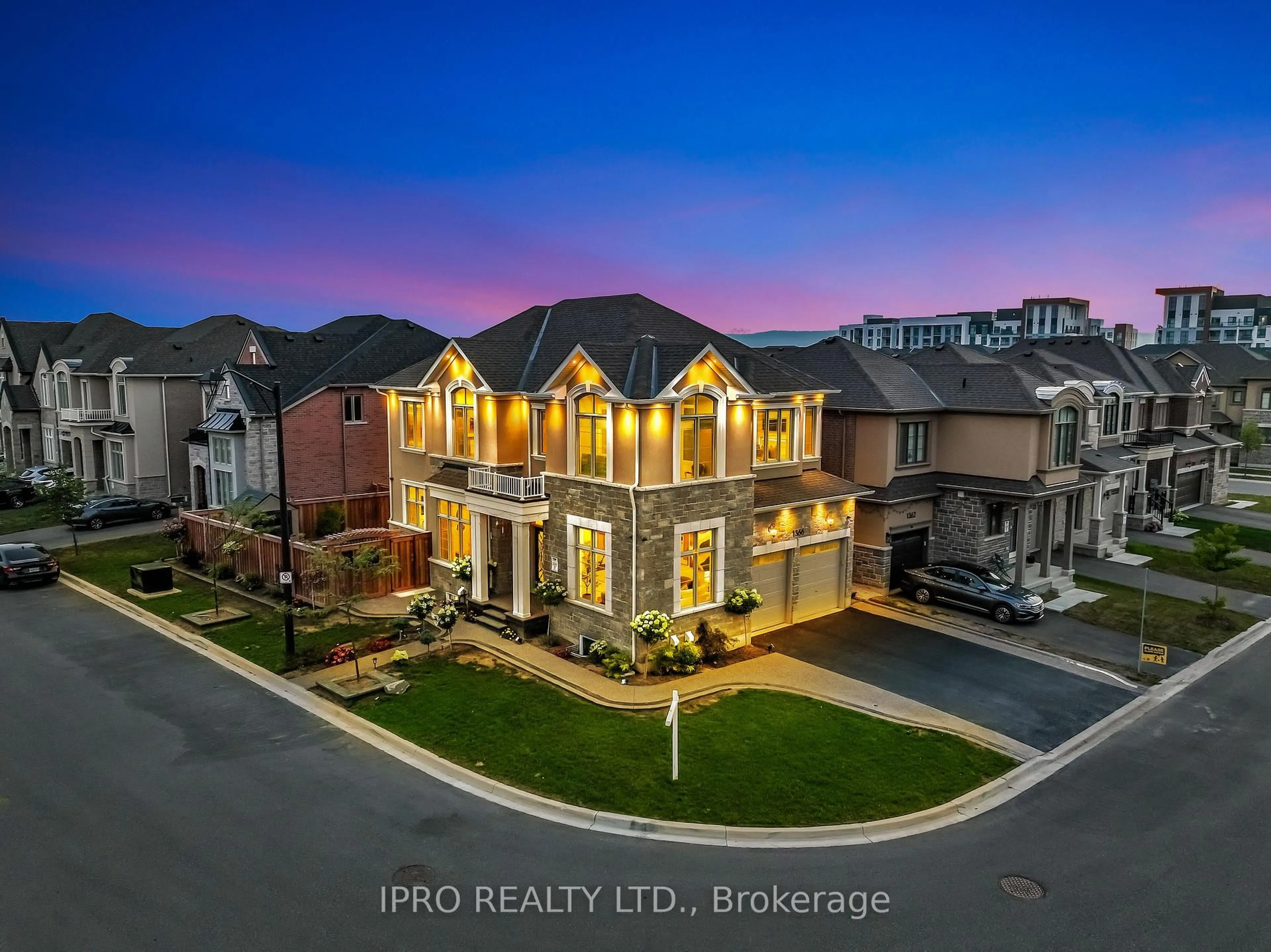 A pic from outside/outdoor area/front of a property/back of a property/a pic from drone, unknown for 1366 Lobelia Cres, Milton Ontario L9T 2X5