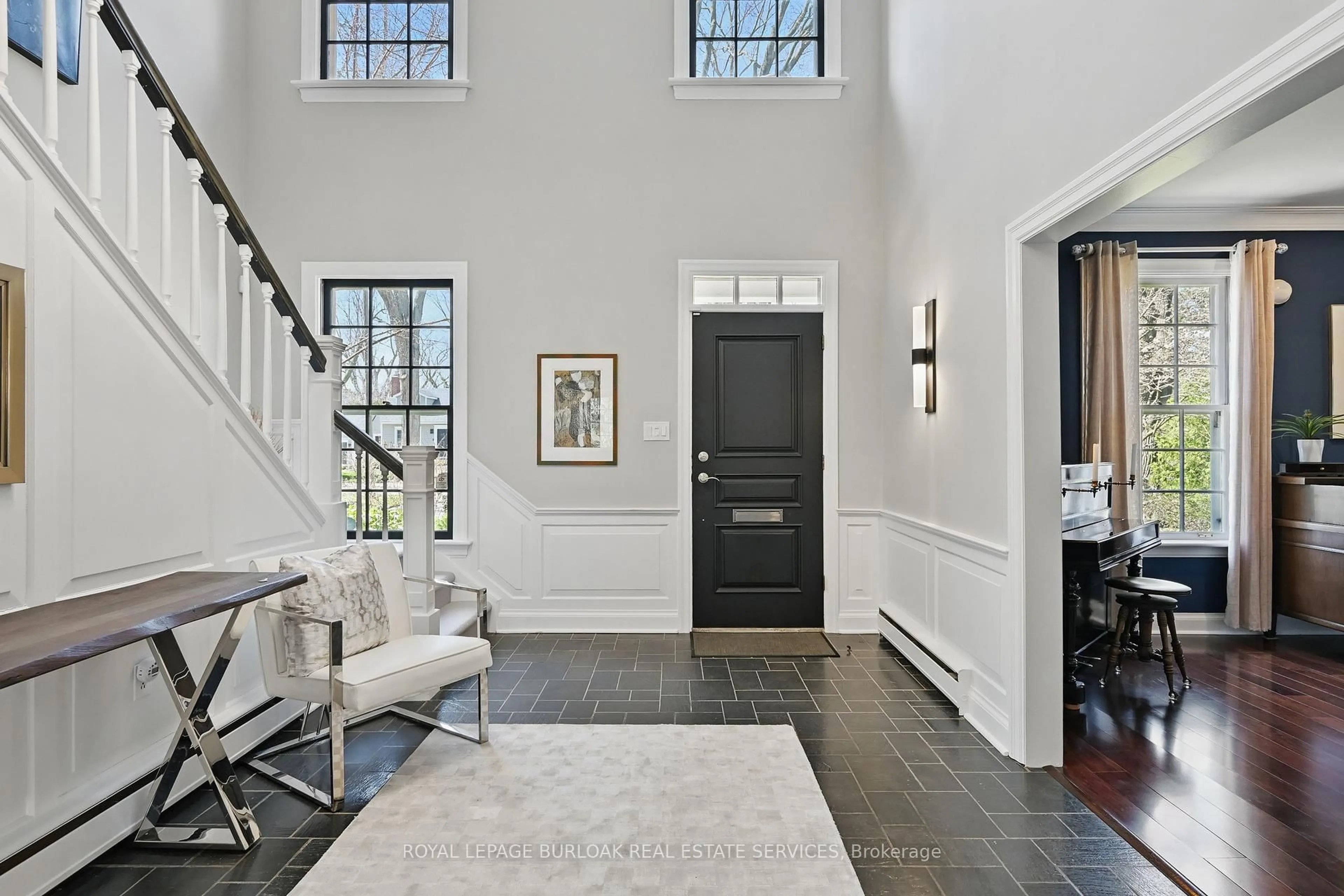 Indoor entryway for 3020 First St, Burlington Ontario L7N 1C3