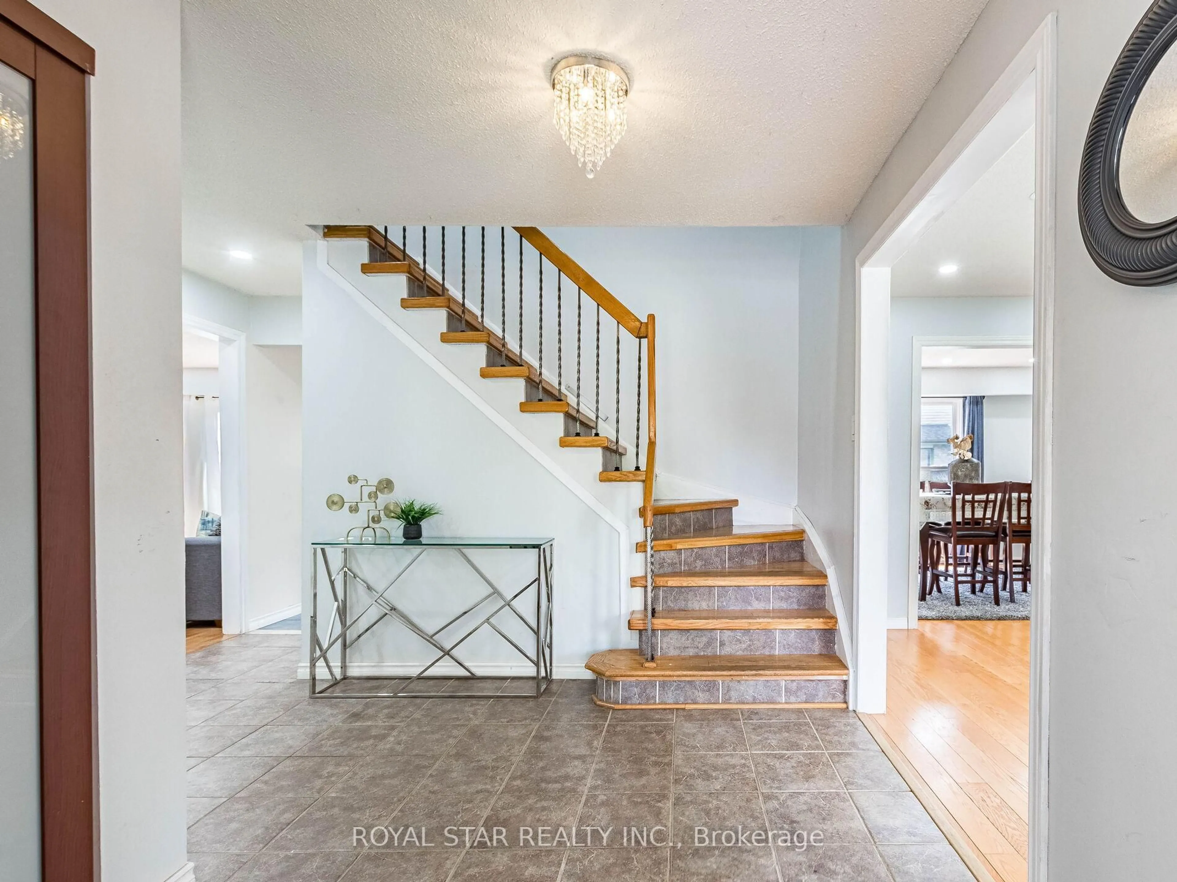 Indoor entryway for 19 Markham St, Brampton Ontario L6S 3P2