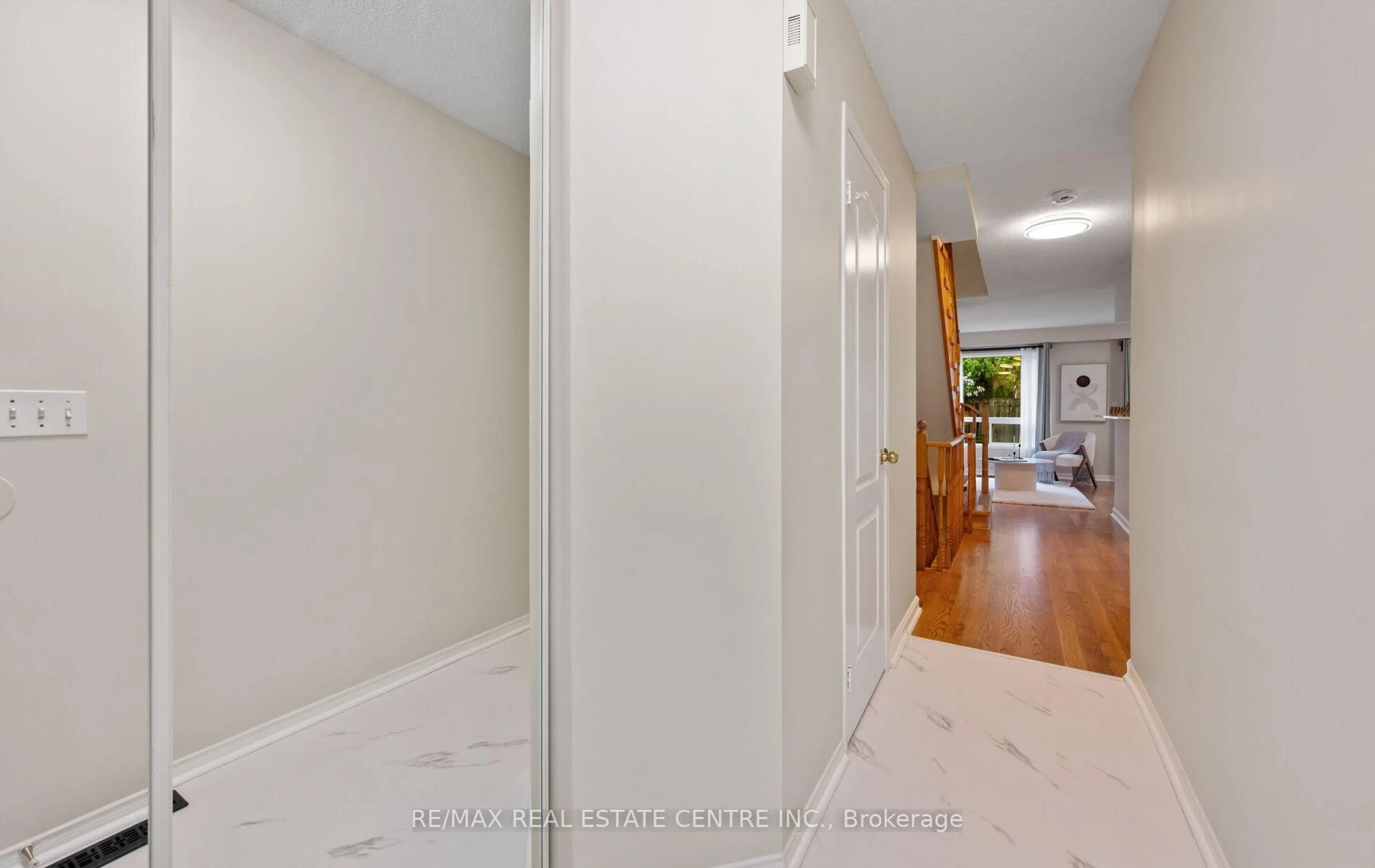 Indoor entryway for 5030 Heatherleigh Ave #150, Mississauga Ontario L5V 2G7