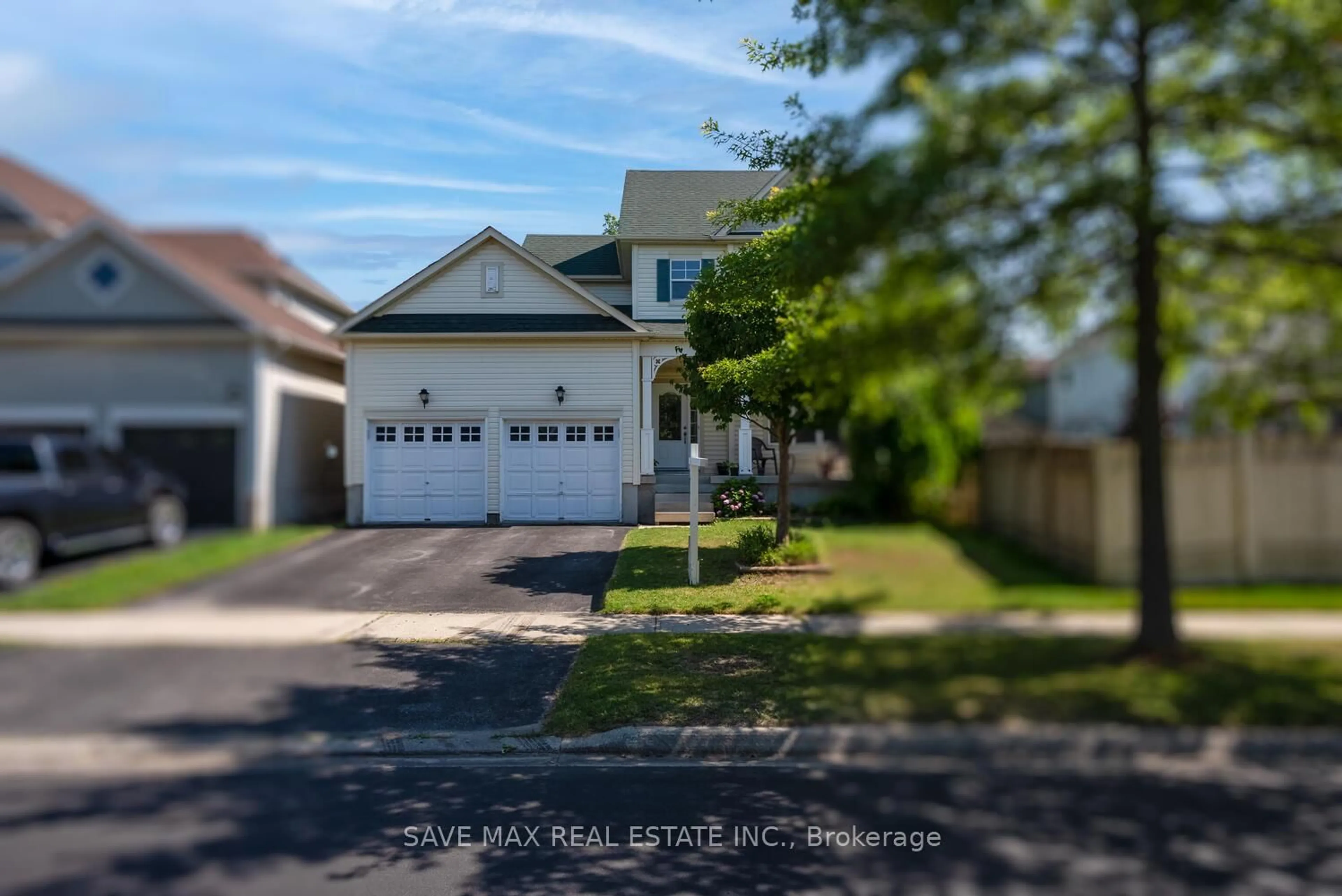 A pic from outside/outdoor area/front of a property/back of a property/a pic from drone, street for 39 Hurst St, Halton Hills Ontario L7J 2Z8