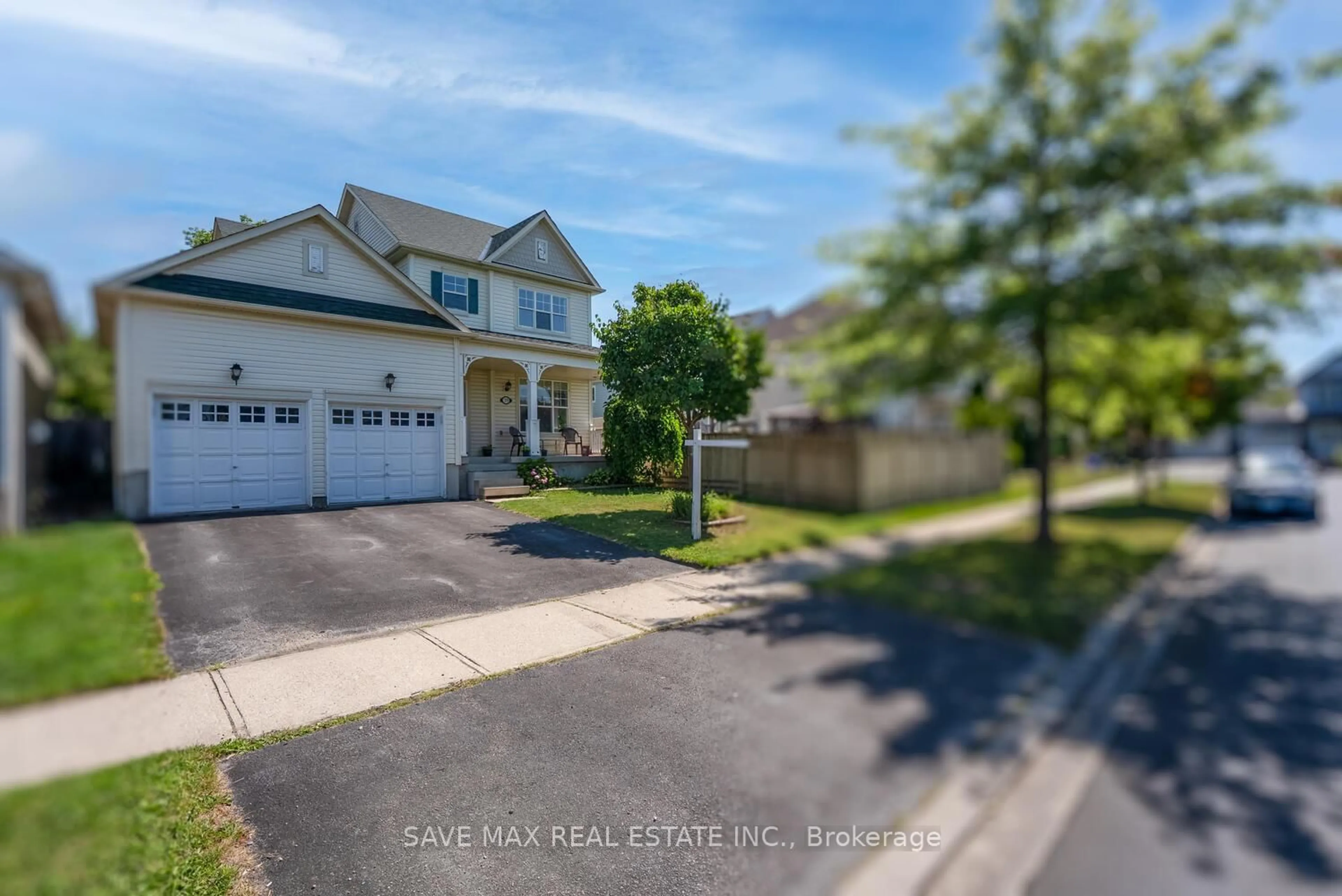 A pic from outside/outdoor area/front of a property/back of a property/a pic from drone, street for 39 Hurst St, Halton Hills Ontario L7J 2Z8