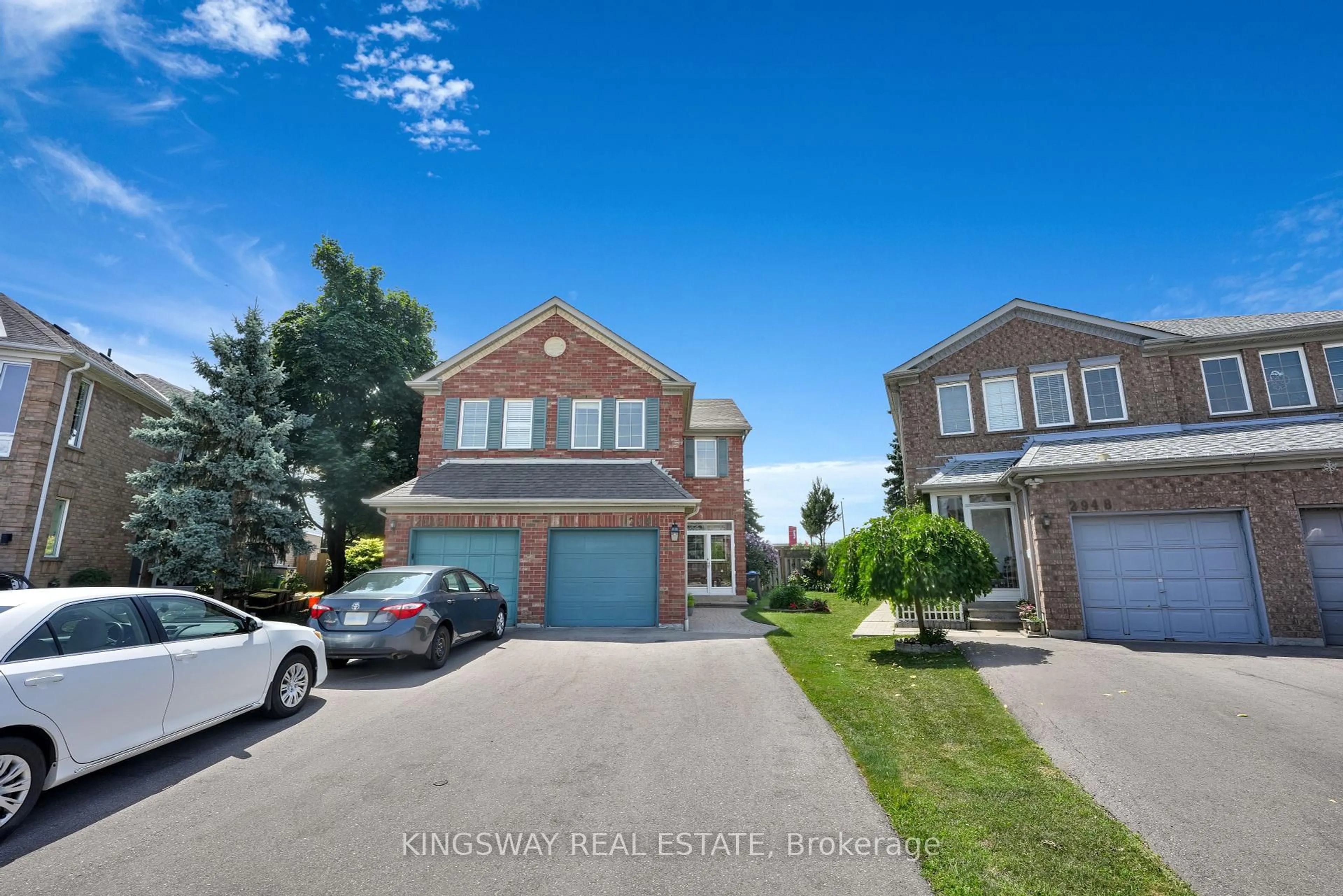 A pic from outside/outdoor area/front of a property/back of a property/a pic from drone, street for 2944 Westbury Crt, Mississauga Ontario L5M 6B2
