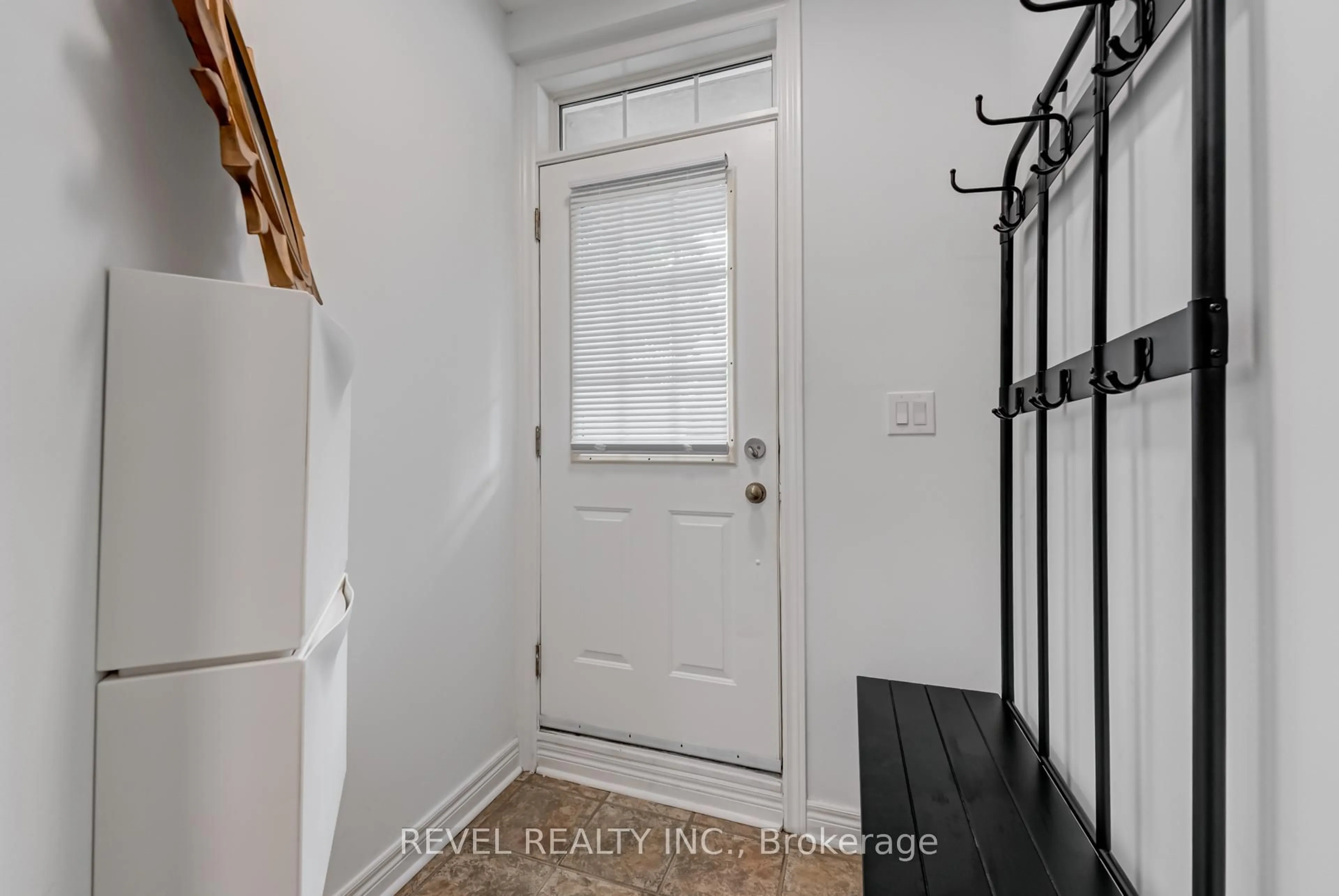Indoor entryway for 98 Connolly St, Toronto Ontario M6N 5G3