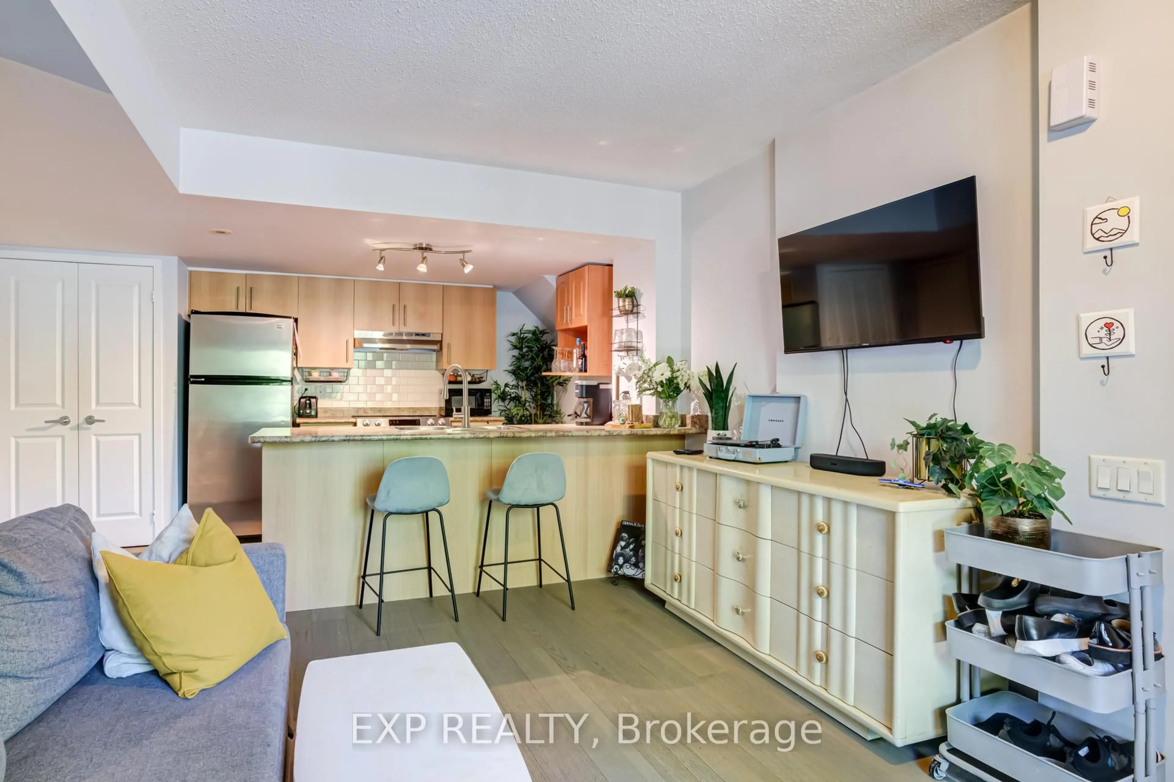 Open concept kitchen, ceramic/tile floor for 93 The Queensway #TH23, Toronto Ontario M9N 2H5