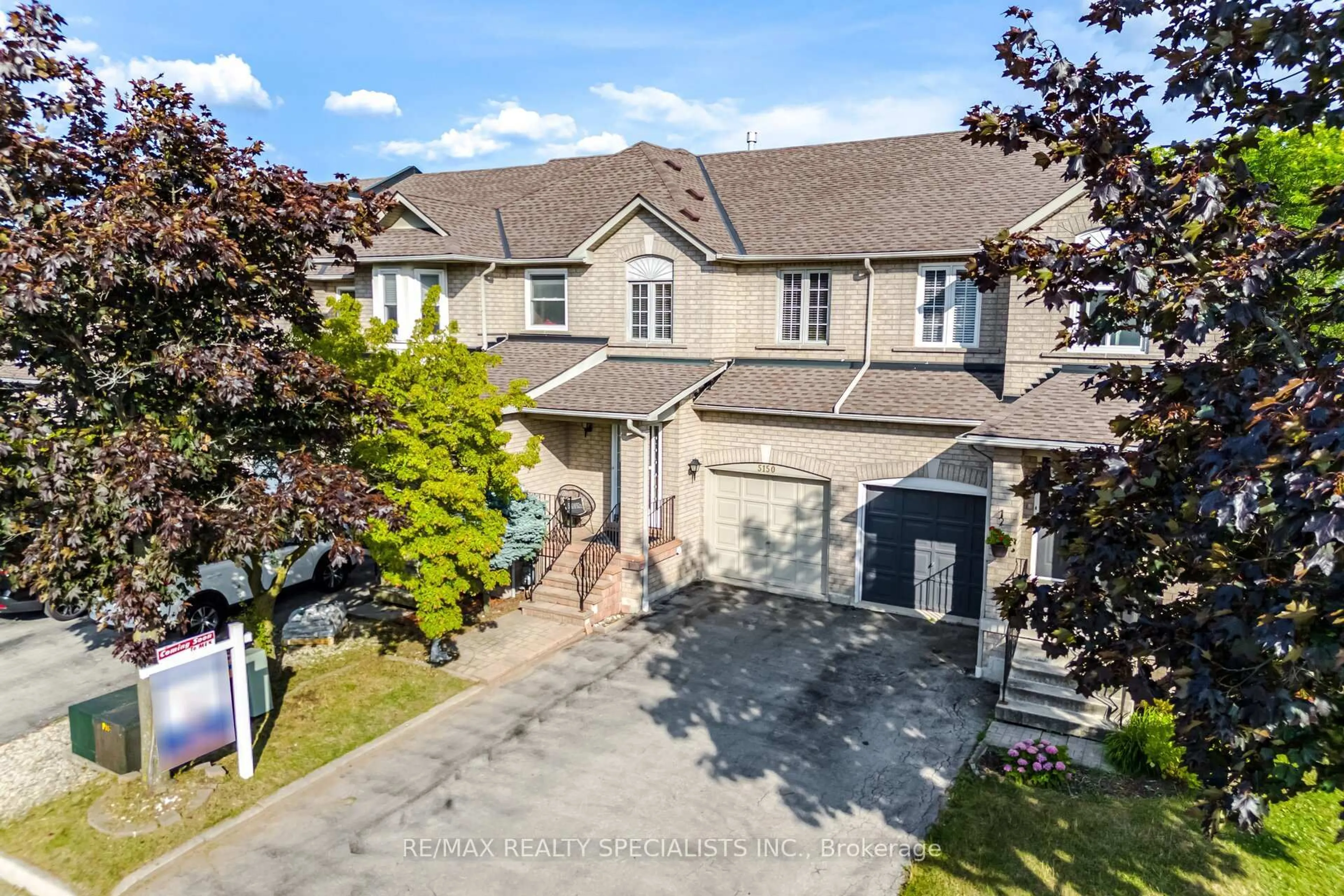 A pic from outside/outdoor area/front of a property/back of a property/a pic from drone, street for 5150 Silvercreek Dr, Burlington Ontario L7L 6K6