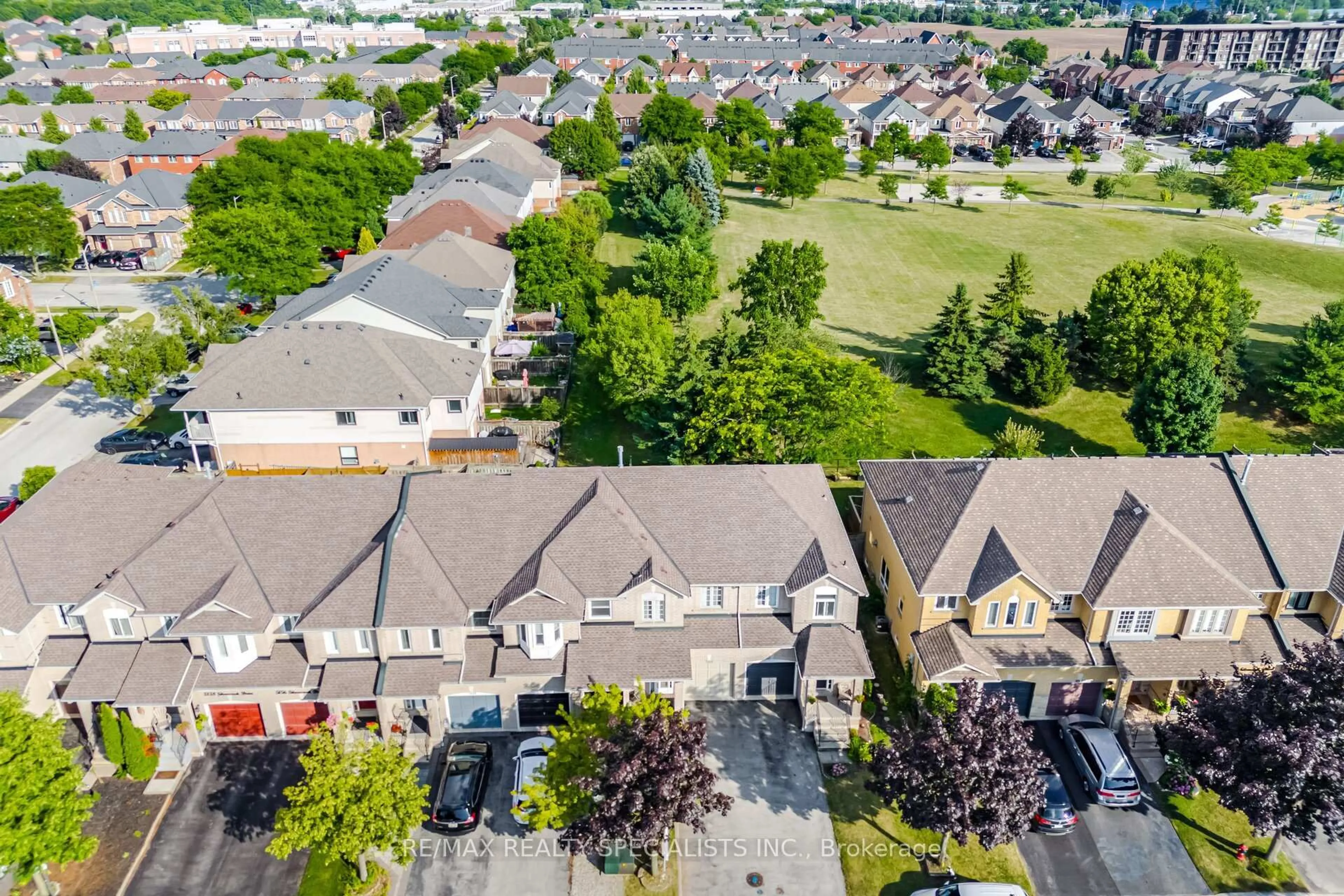 A pic from outside/outdoor area/front of a property/back of a property/a pic from drone, street for 5150 Silvercreek Dr, Burlington Ontario L7L 6K6