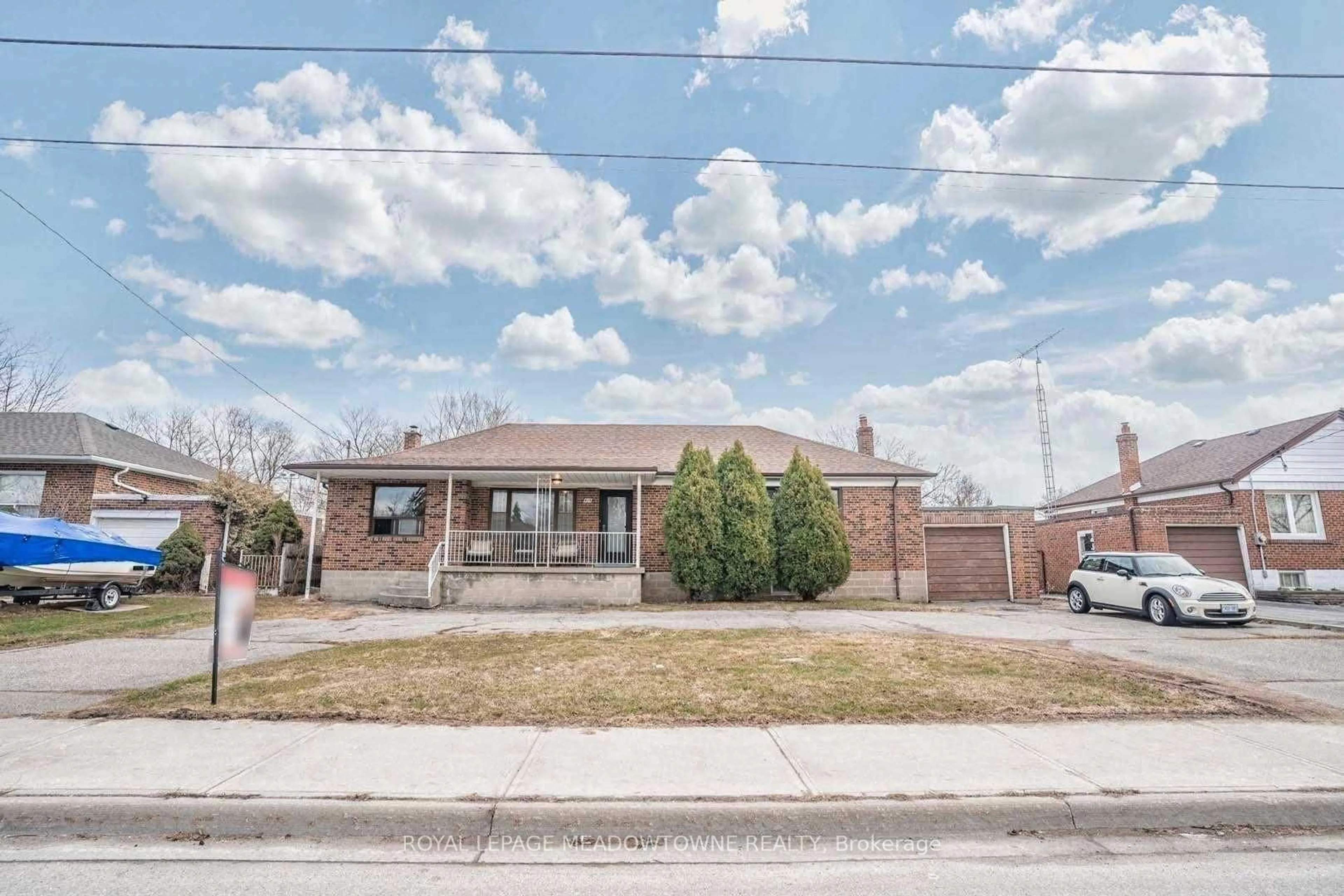 Home with brick exterior material, street for 634 Hyacinthe Blvd, Mississauga Ontario L5A 2C5