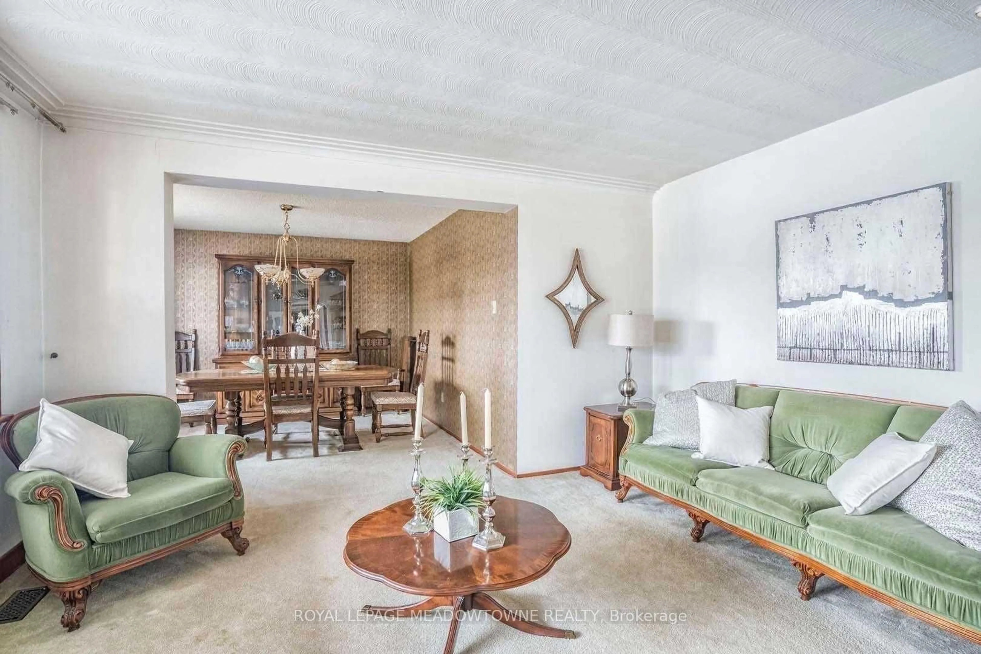 Living room with furniture, cement floor for 634 Hyacinthe Blvd, Mississauga Ontario L5A 2C5
