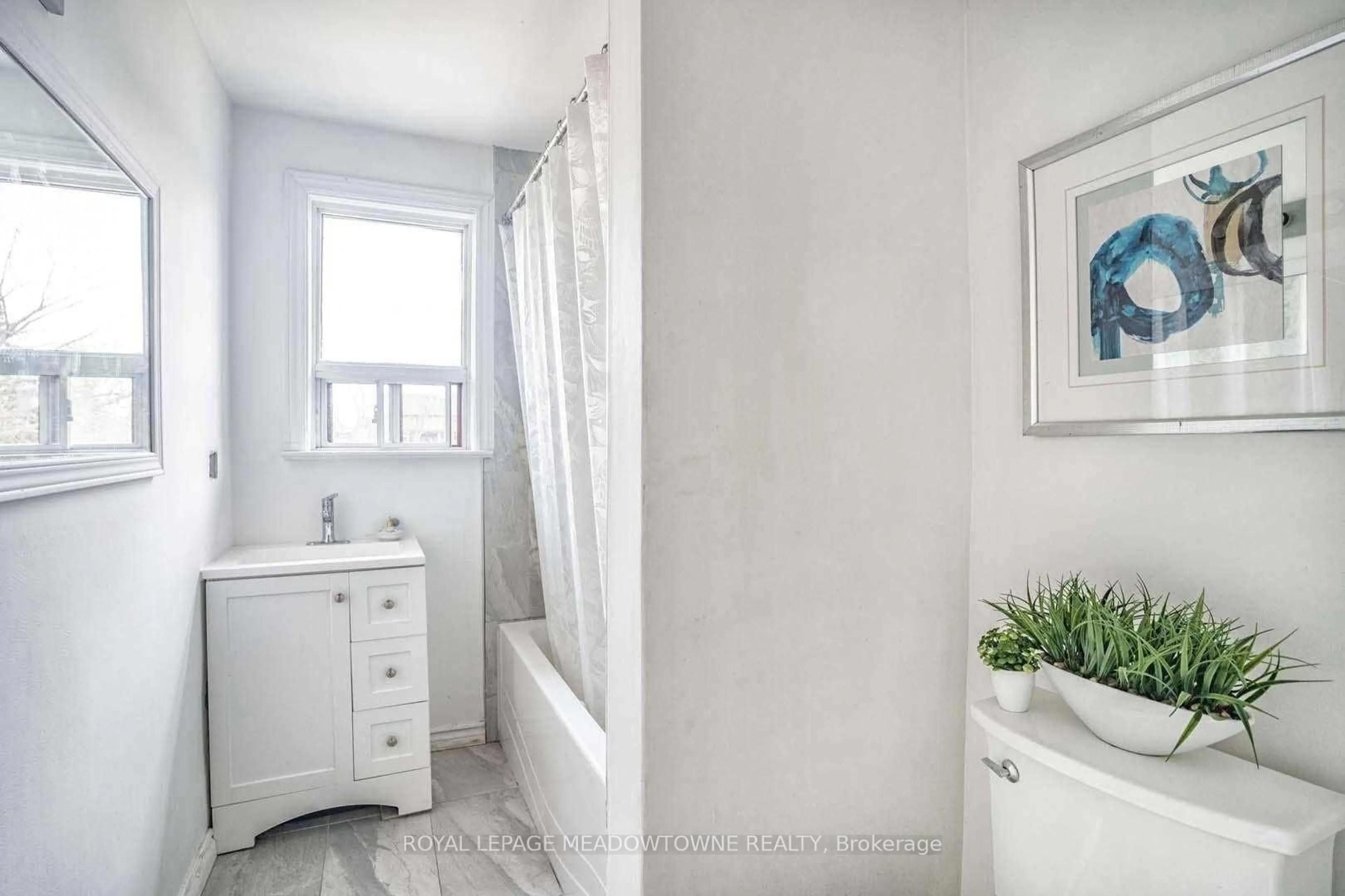 Contemporary bathroom, ceramic/tile floor for 634 Hyacinthe Blvd, Mississauga Ontario L5A 2C5