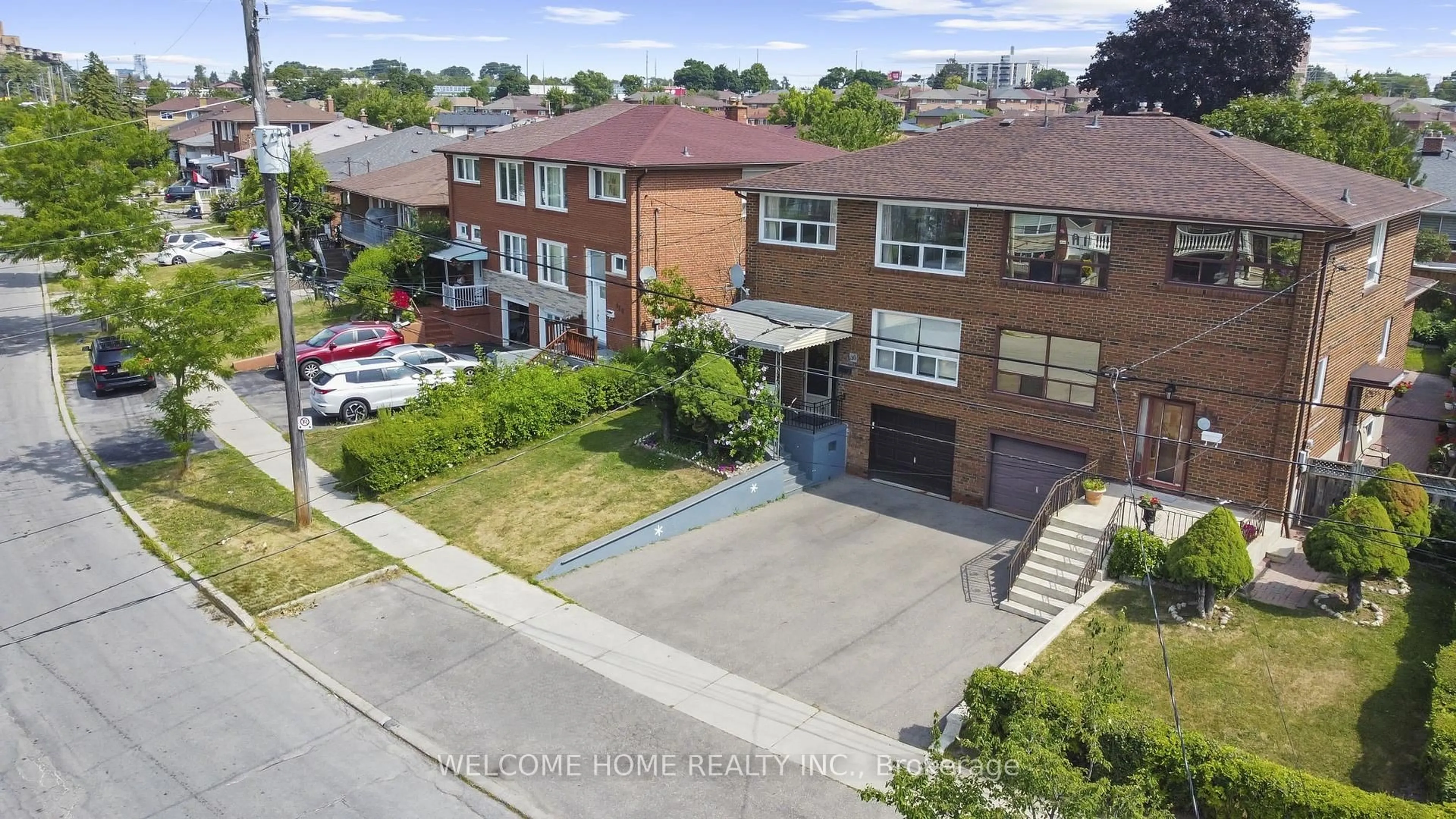 A pic from outside/outdoor area/front of a property/back of a property/a pic from drone, street for 136 Ardwick Blvd, Toronto Ontario M9M 1W2