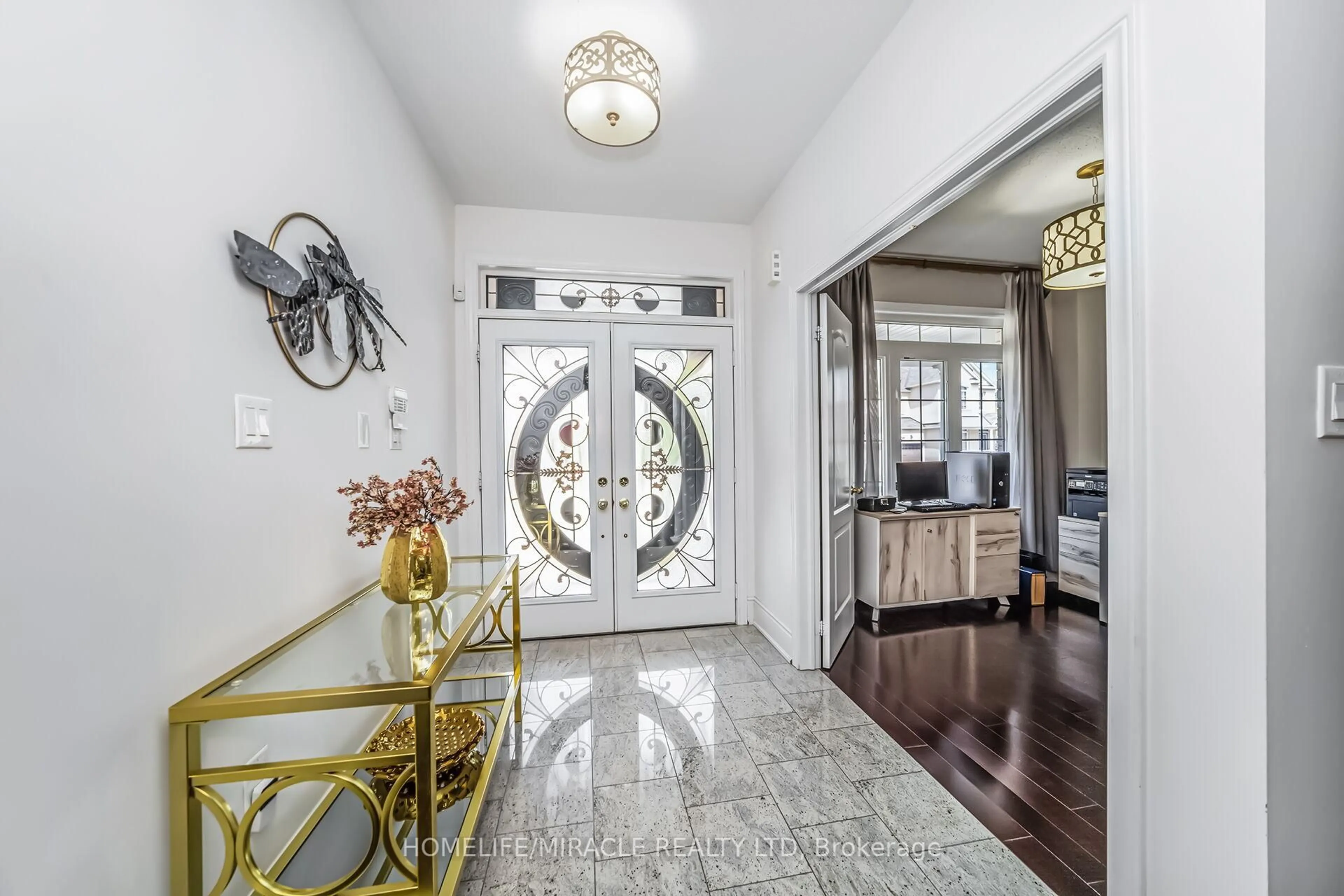 Indoor entryway for 6 Currant Rd, Brampton Ontario L6P 3G1