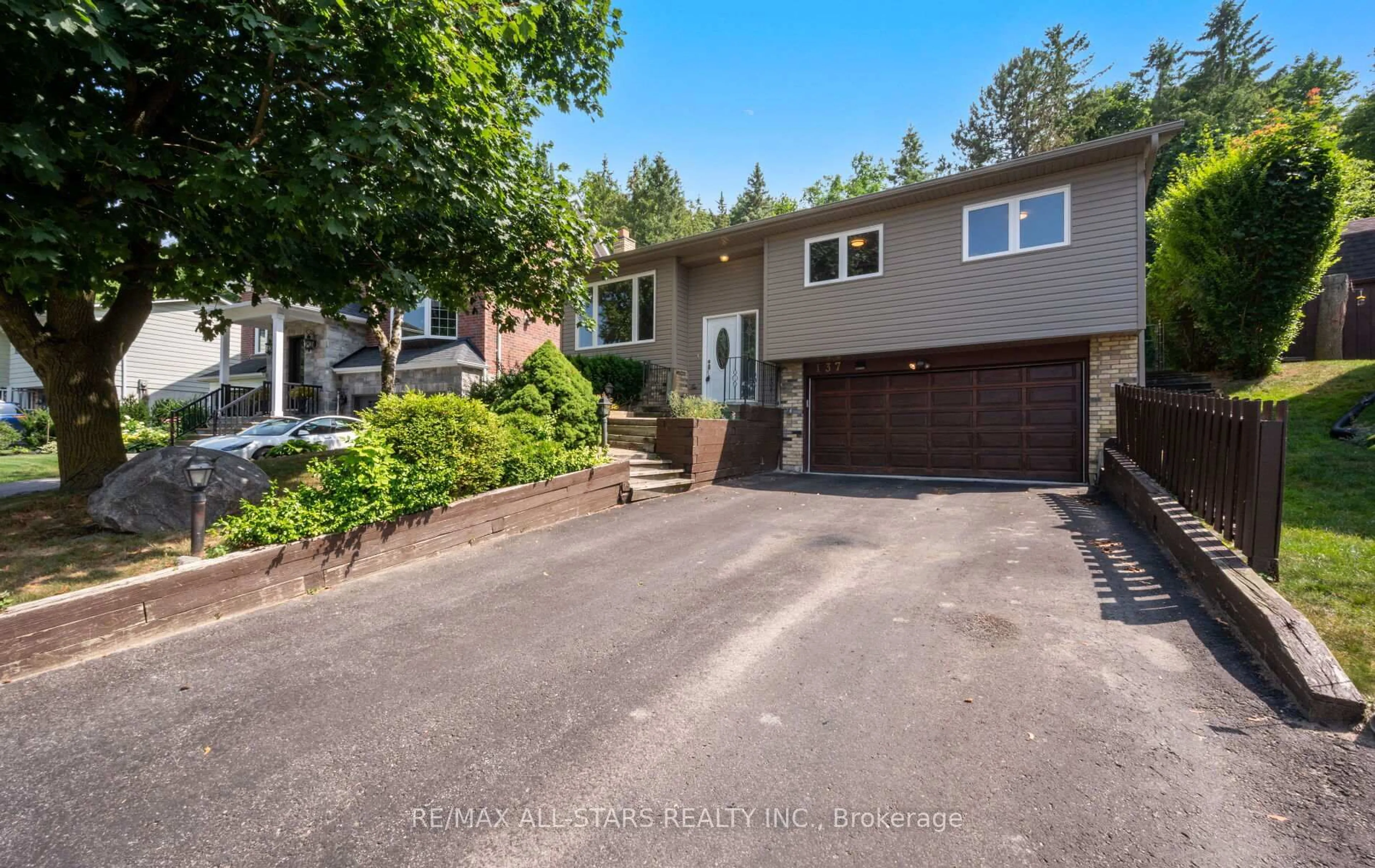A pic from outside/outdoor area/front of a property/back of a property/a pic from drone, street for 137 Connaught Cres, Caledon Ontario L7E 2S5