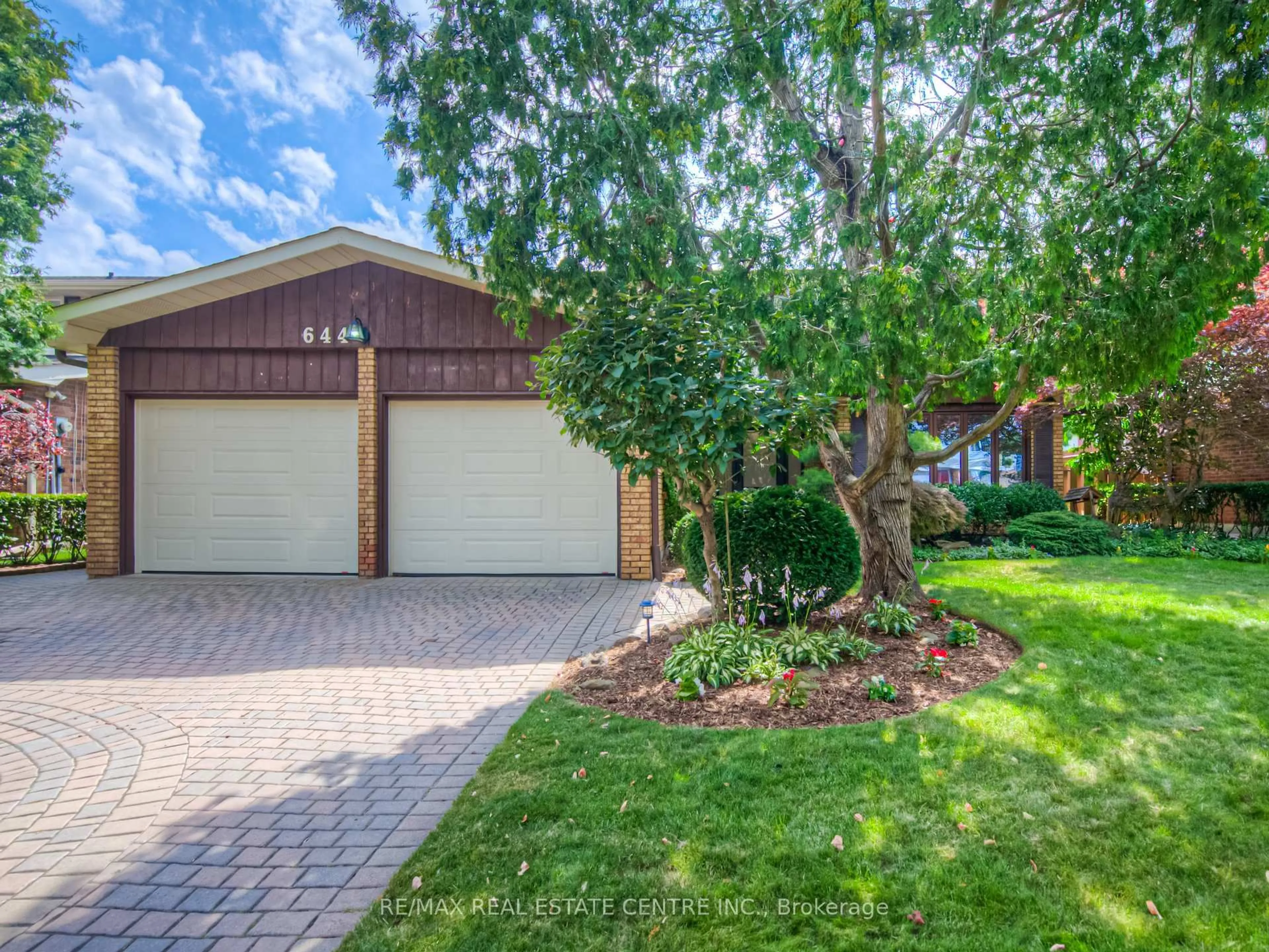 A pic from outside/outdoor area/front of a property/back of a property/a pic from drone, street for 644 Donna Crt, Burlington Ontario L7N 3H2