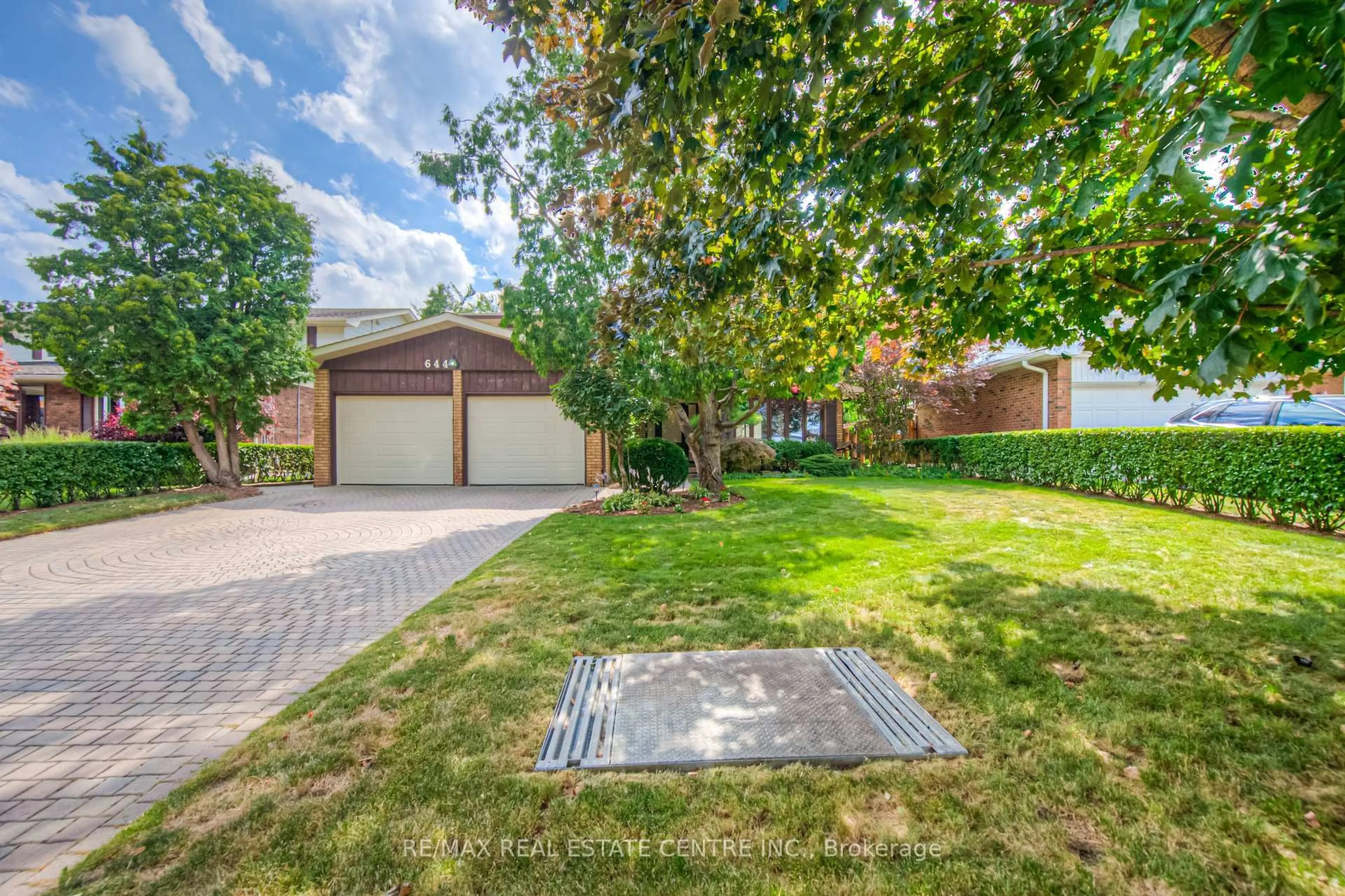 A pic from outside/outdoor area/front of a property/back of a property/a pic from drone, street for 644 Donna Crt, Burlington Ontario L7N 3H2