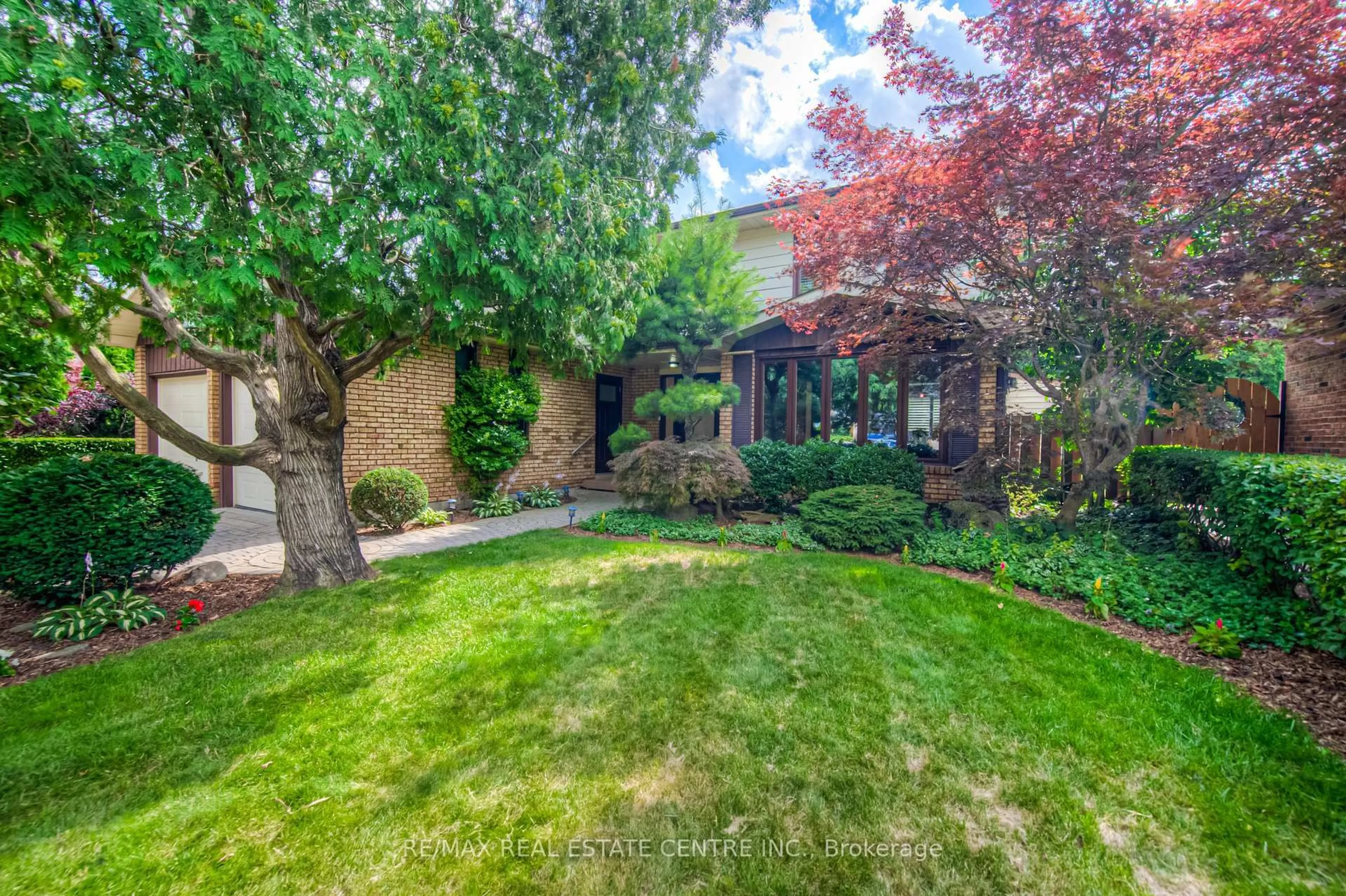 Patio, street for 644 Donna Crt, Burlington Ontario L7N 3H2