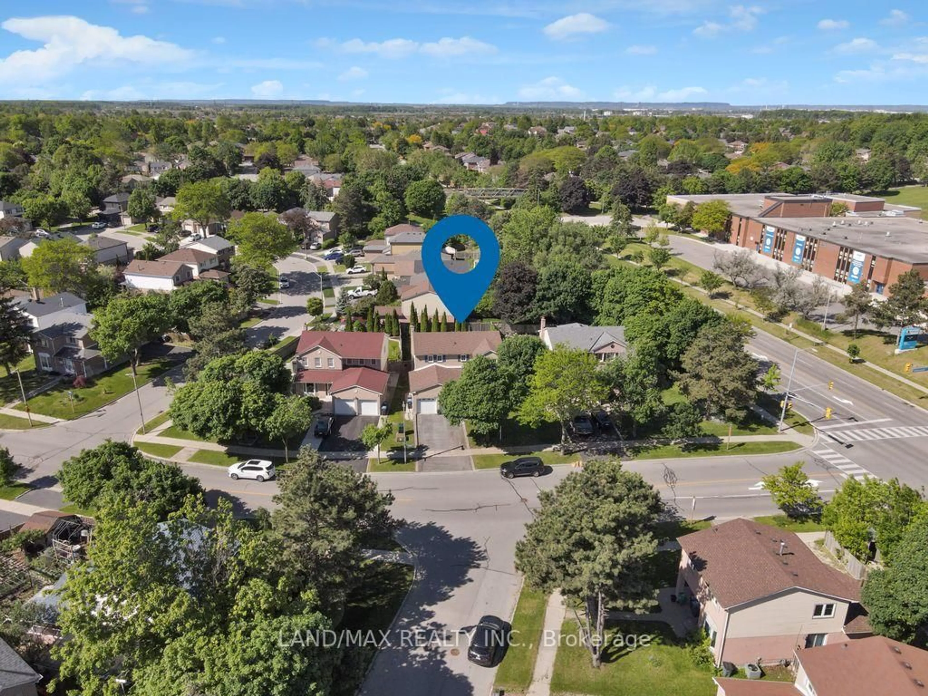 A pic from outside/outdoor area/front of a property/back of a property/a pic from drone, street for 6636 Edenwood Dr, Mississauga Ontario L5N 3J9