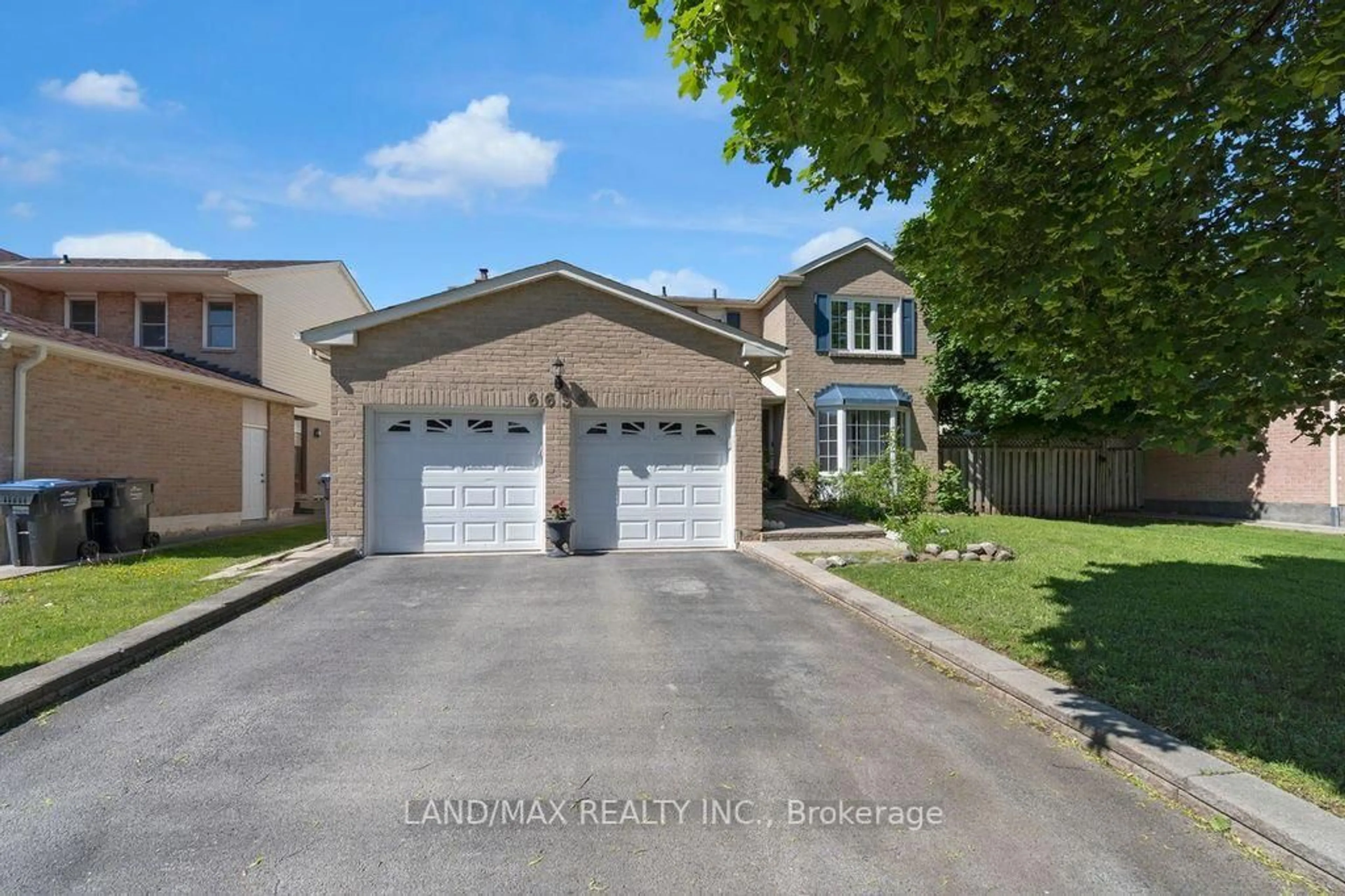 A pic from outside/outdoor area/front of a property/back of a property/a pic from drone, street for 6636 Edenwood Dr, Mississauga Ontario L5N 3J9