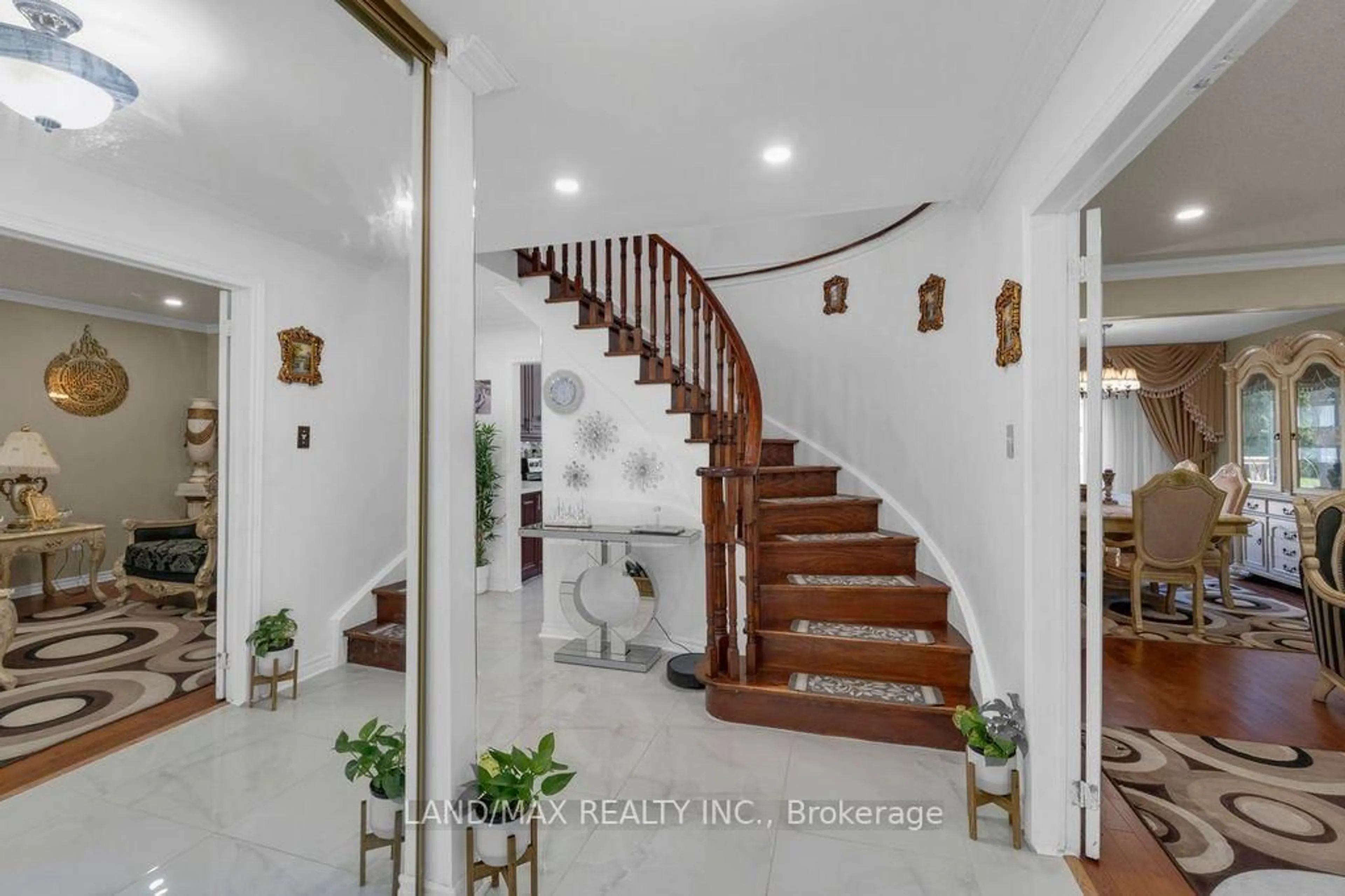 Indoor foyer for 6636 Edenwood Dr, Mississauga Ontario L5N 3J9