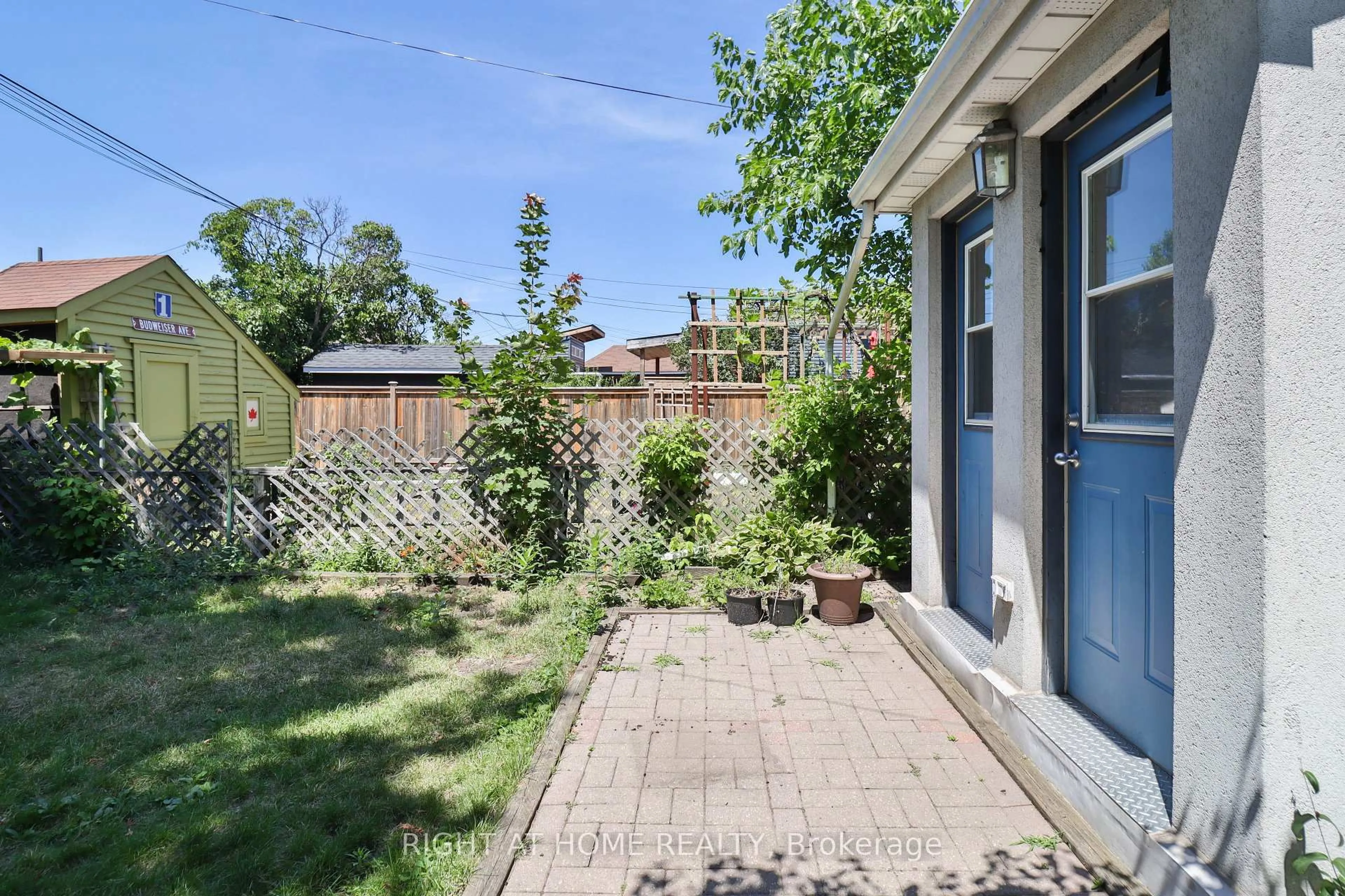 Patio, street for 948 Runnymede Rd, Toronto Ontario M6N 3W4