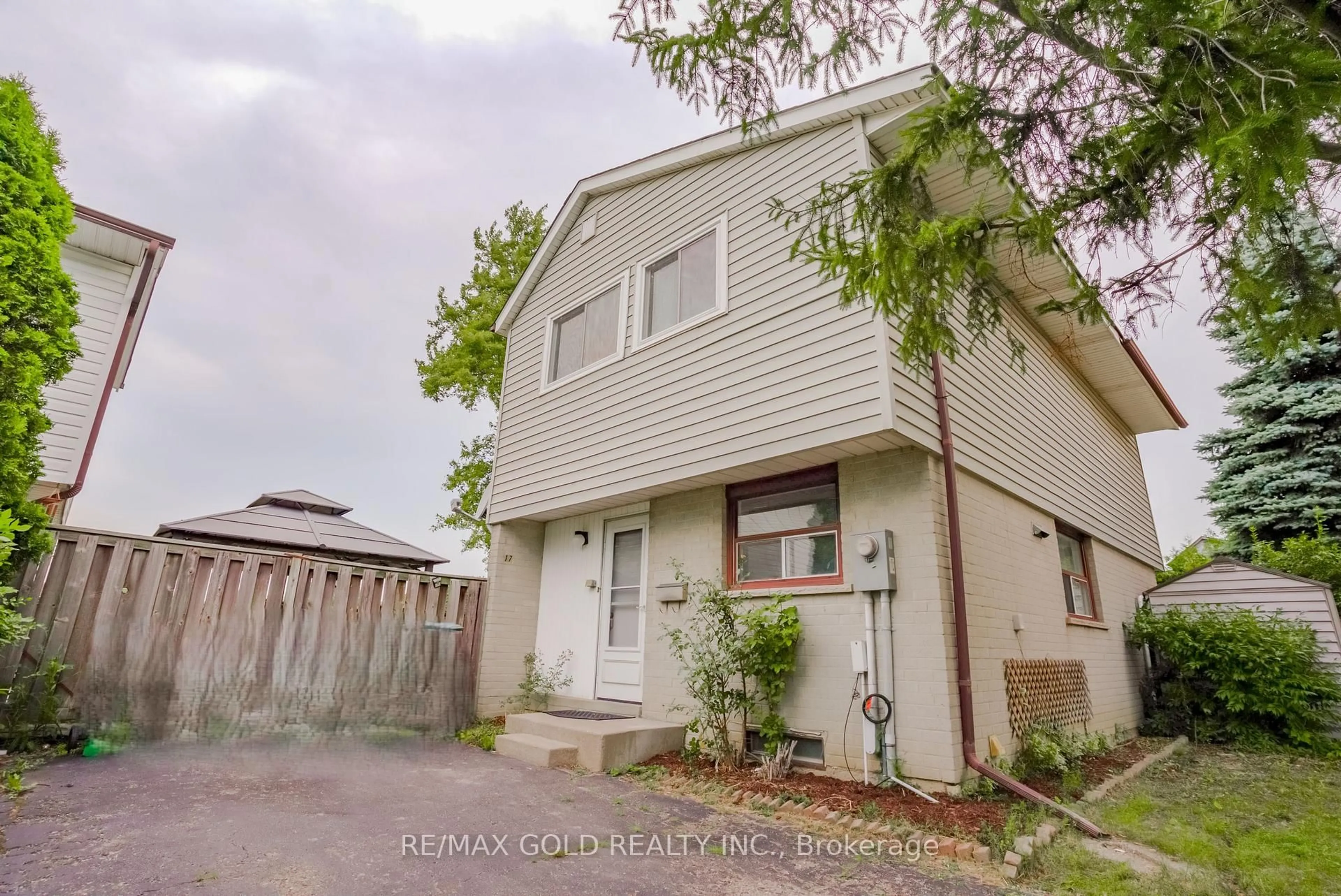 A pic from outside/outdoor area/front of a property/back of a property/a pic from drone, street for 17 Greenhills Sq, Brampton Ontario L6S 2J4