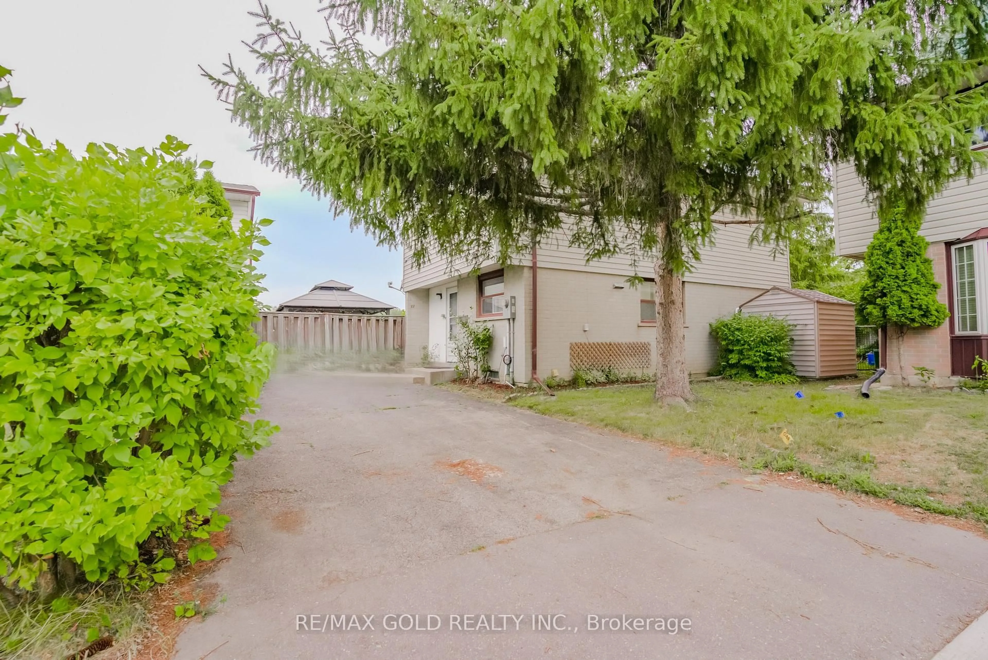 A pic from outside/outdoor area/front of a property/back of a property/a pic from drone, street for 17 Greenhills Sq, Brampton Ontario L6S 2J4