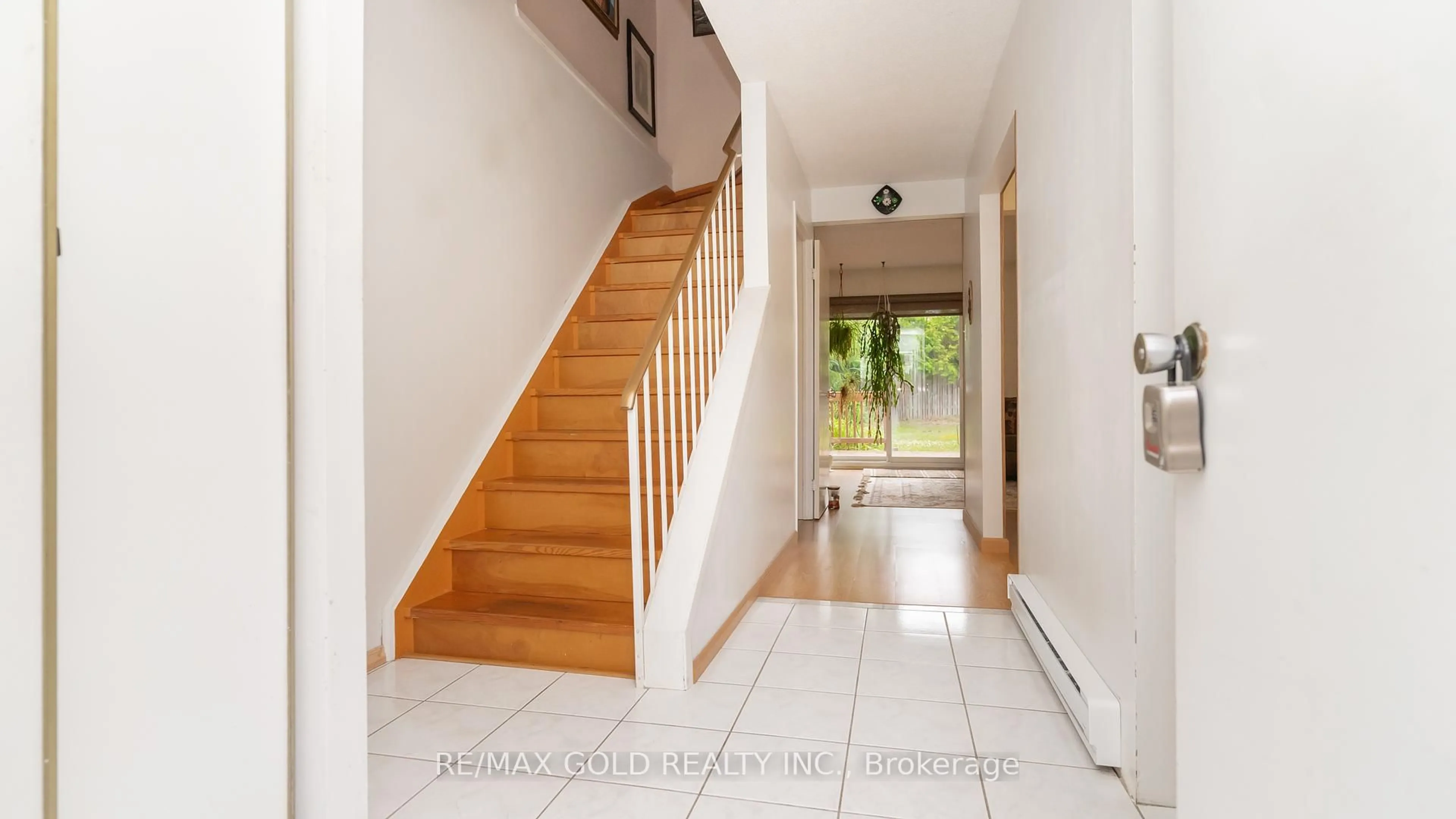 Indoor foyer for 17 Greenhills Sq, Brampton Ontario L6S 2J4