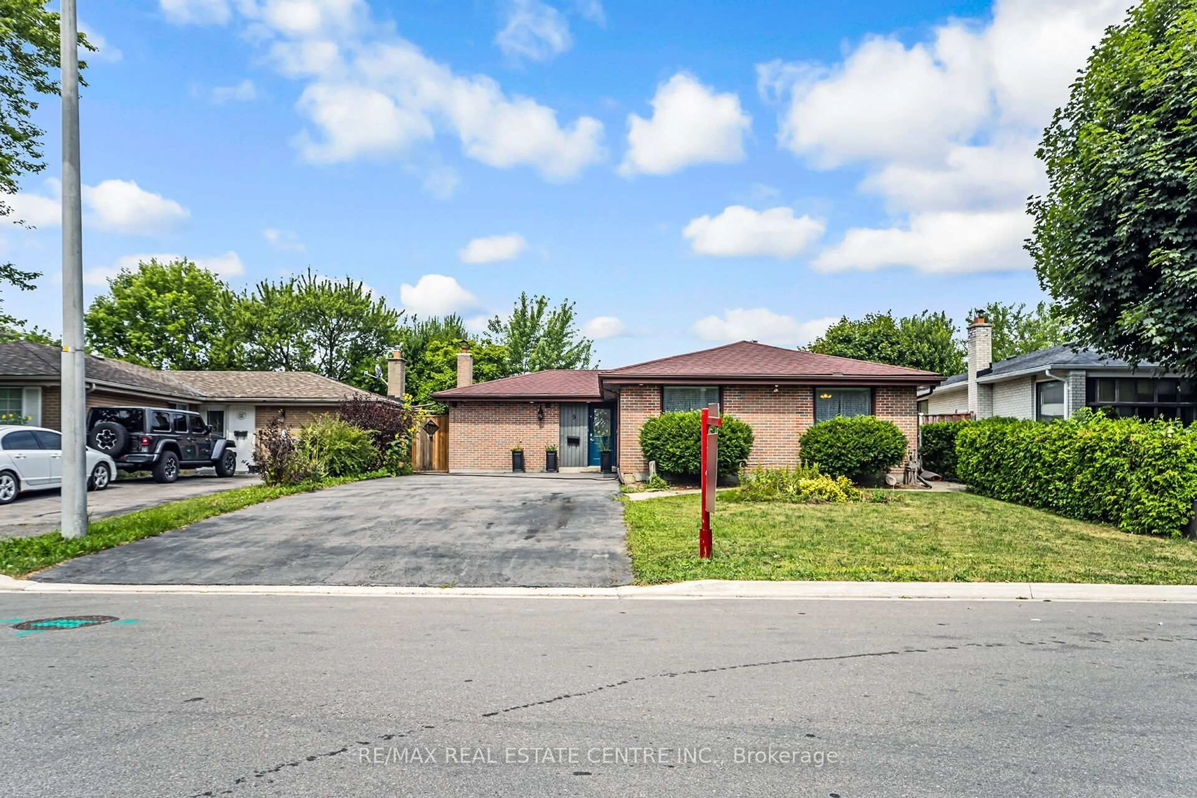 A pic from outside/outdoor area/front of a property/back of a property/a pic from drone, street for 9 Watson Cres, Brampton Ontario L6W 1E5