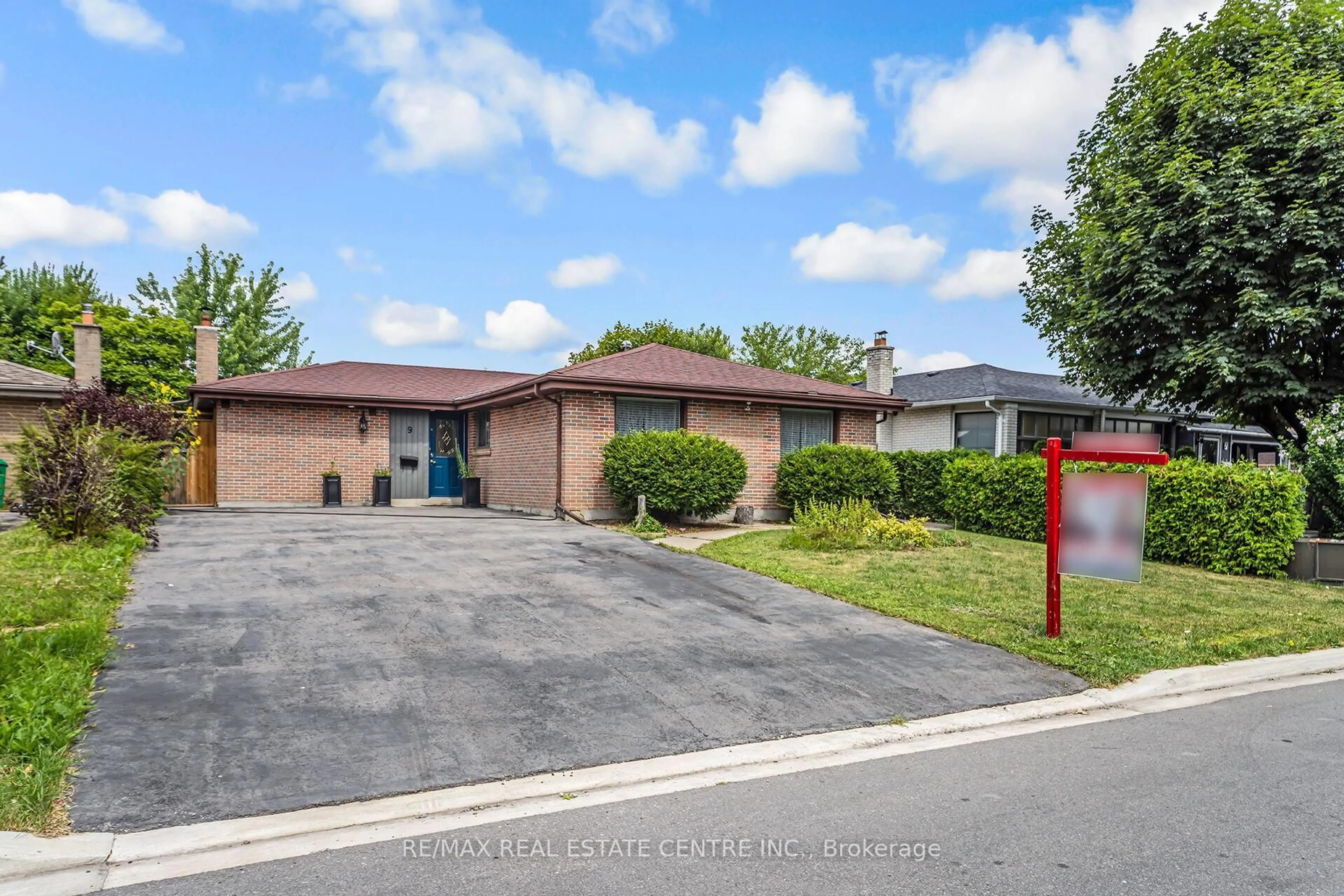 A pic from outside/outdoor area/front of a property/back of a property/a pic from drone, street for 9 Watson Cres, Brampton Ontario L6W 1E5