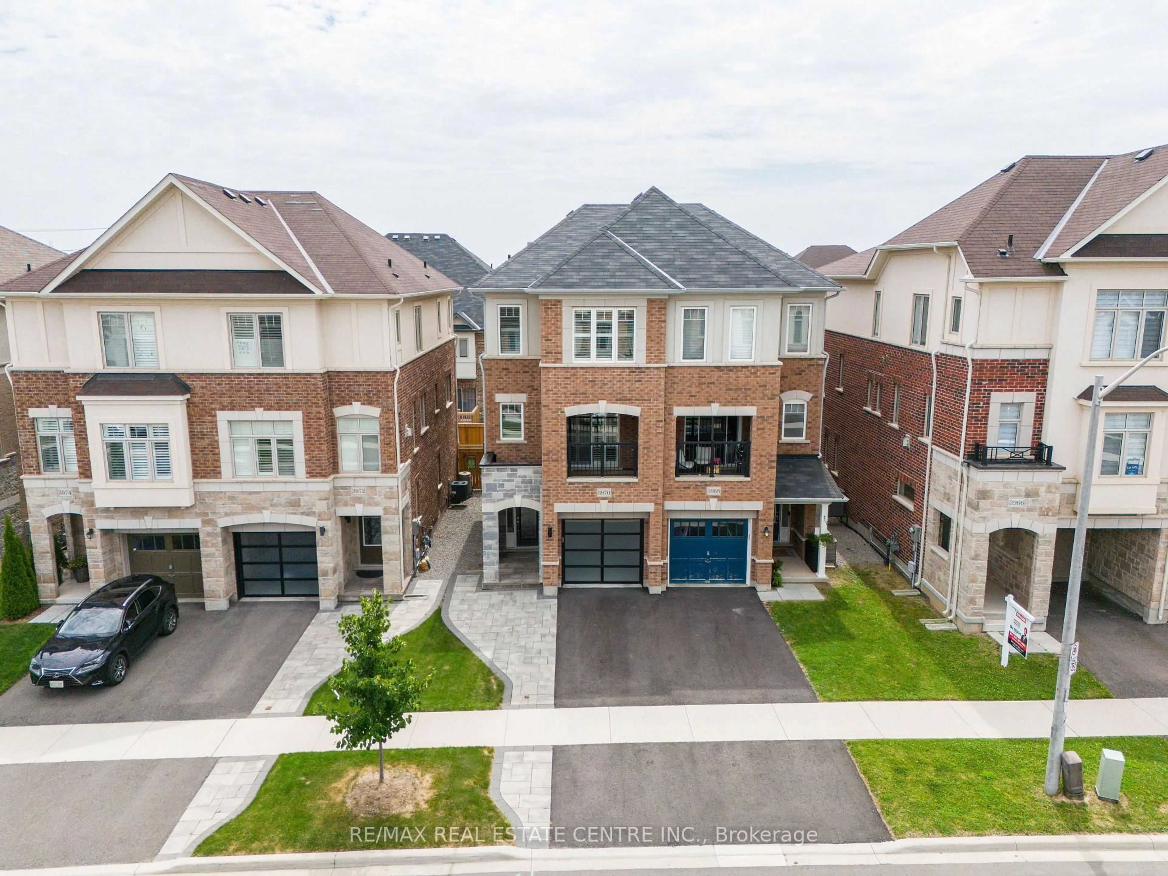 A pic from outside/outdoor area/front of a property/back of a property/a pic from drone, street for 3970 Thomas Alton Blvd, Burlington Ontario L7M 2A4