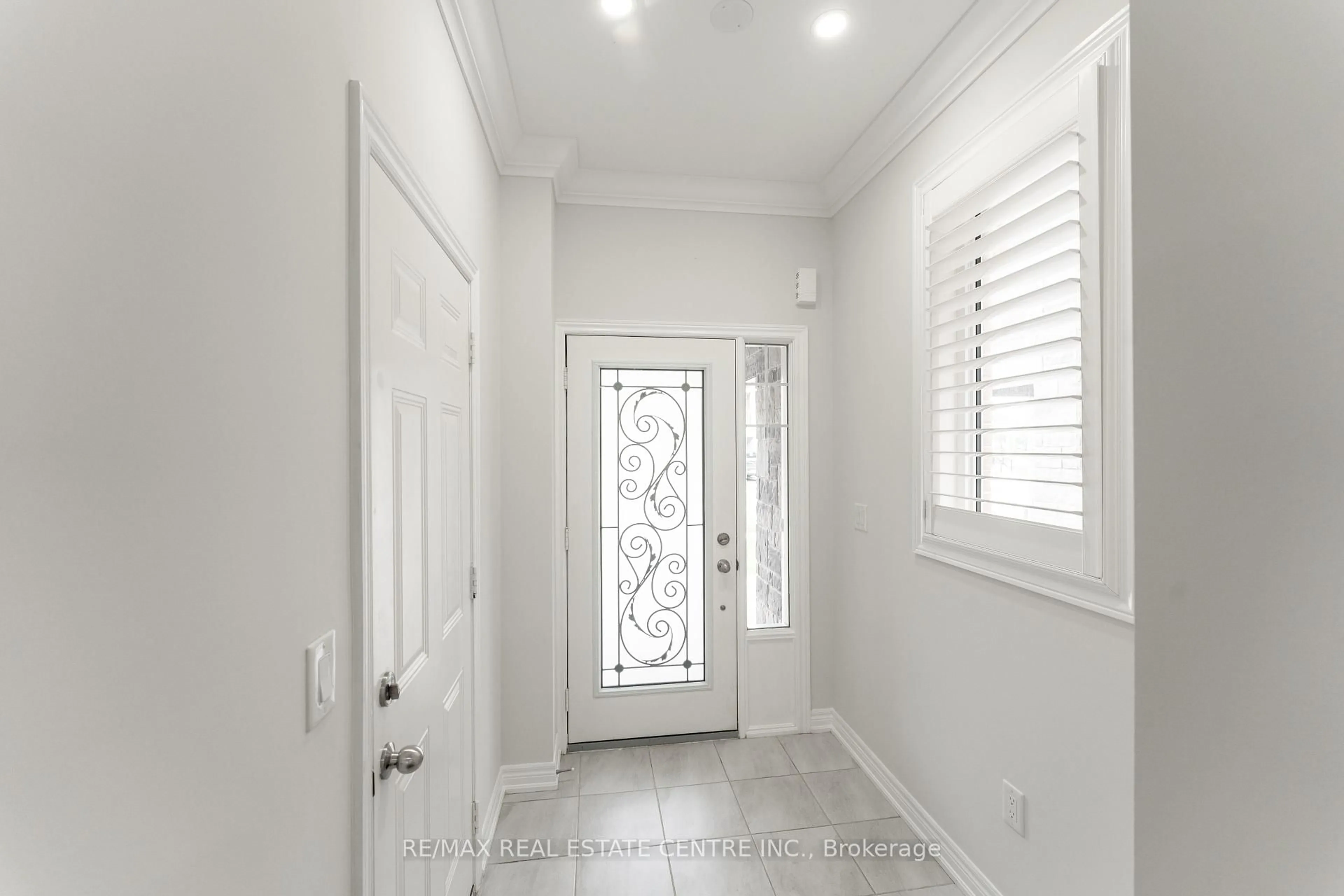 Indoor entryway for 3970 Thomas Alton Blvd, Burlington Ontario L7M 2A4