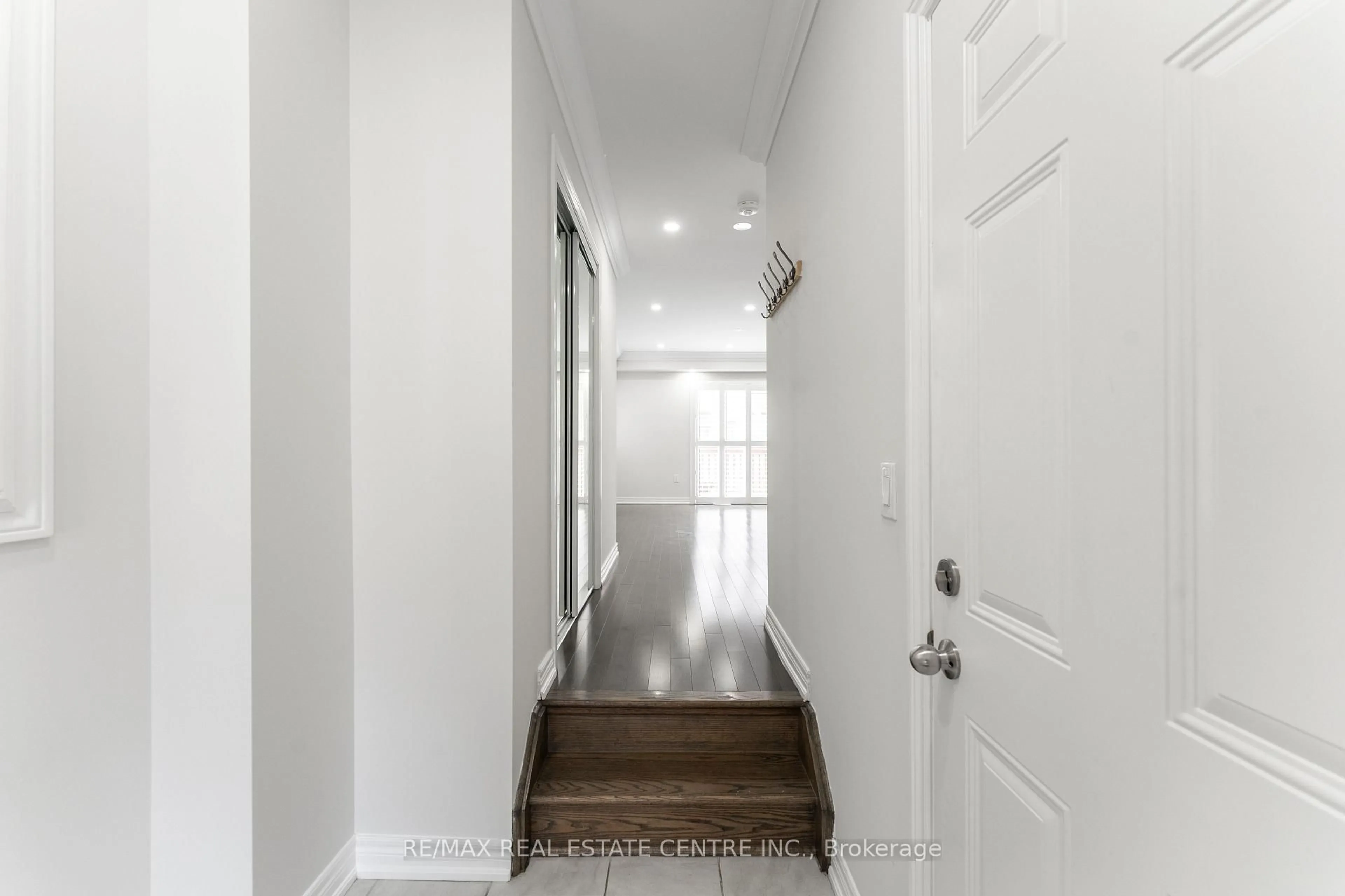 Indoor entryway for 3970 Thomas Alton Blvd, Burlington Ontario L7M 2A4