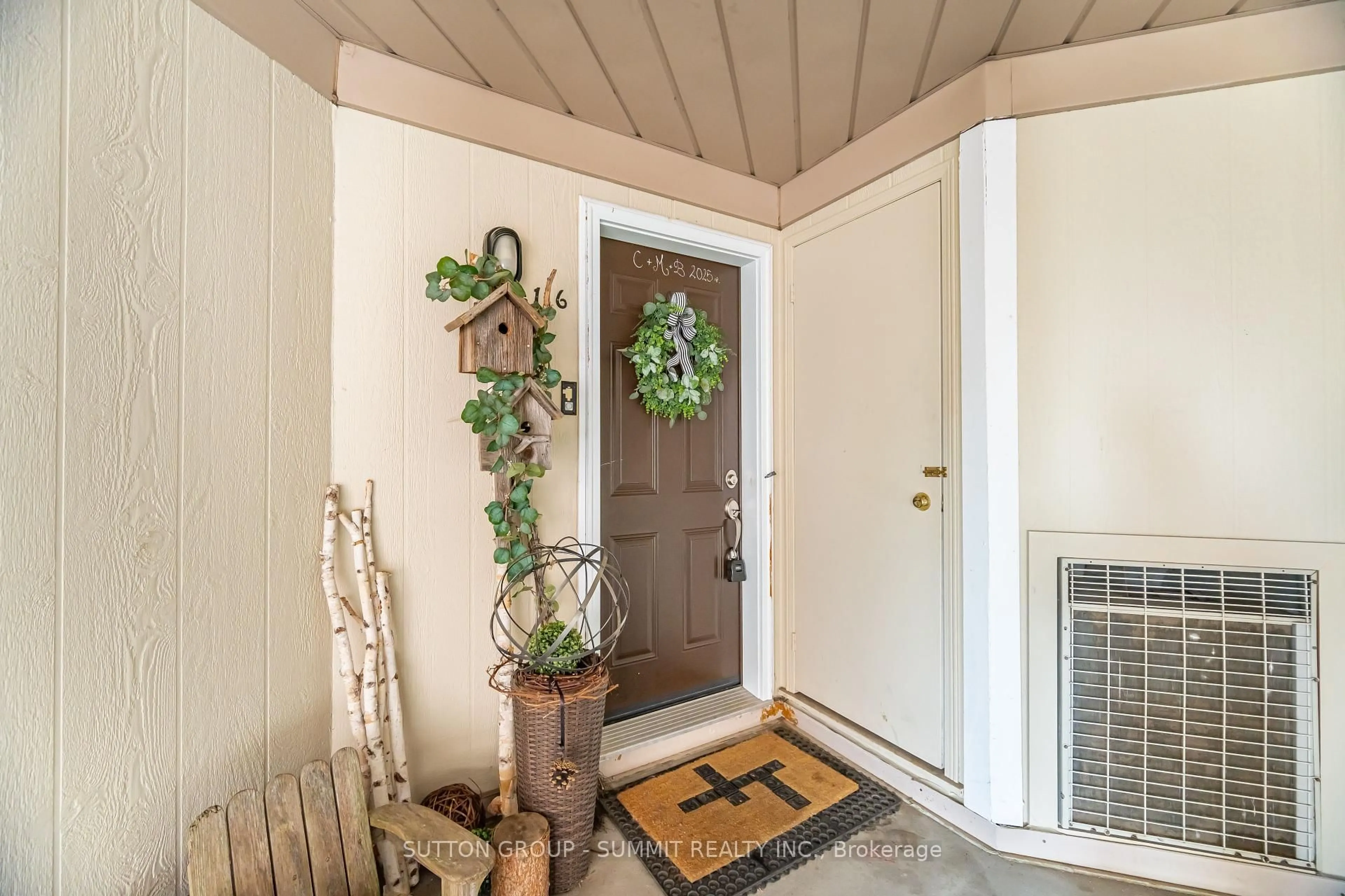 Indoor entryway for 55 Bristol Rd #116, Mississauga Ontario L4Z 3N9