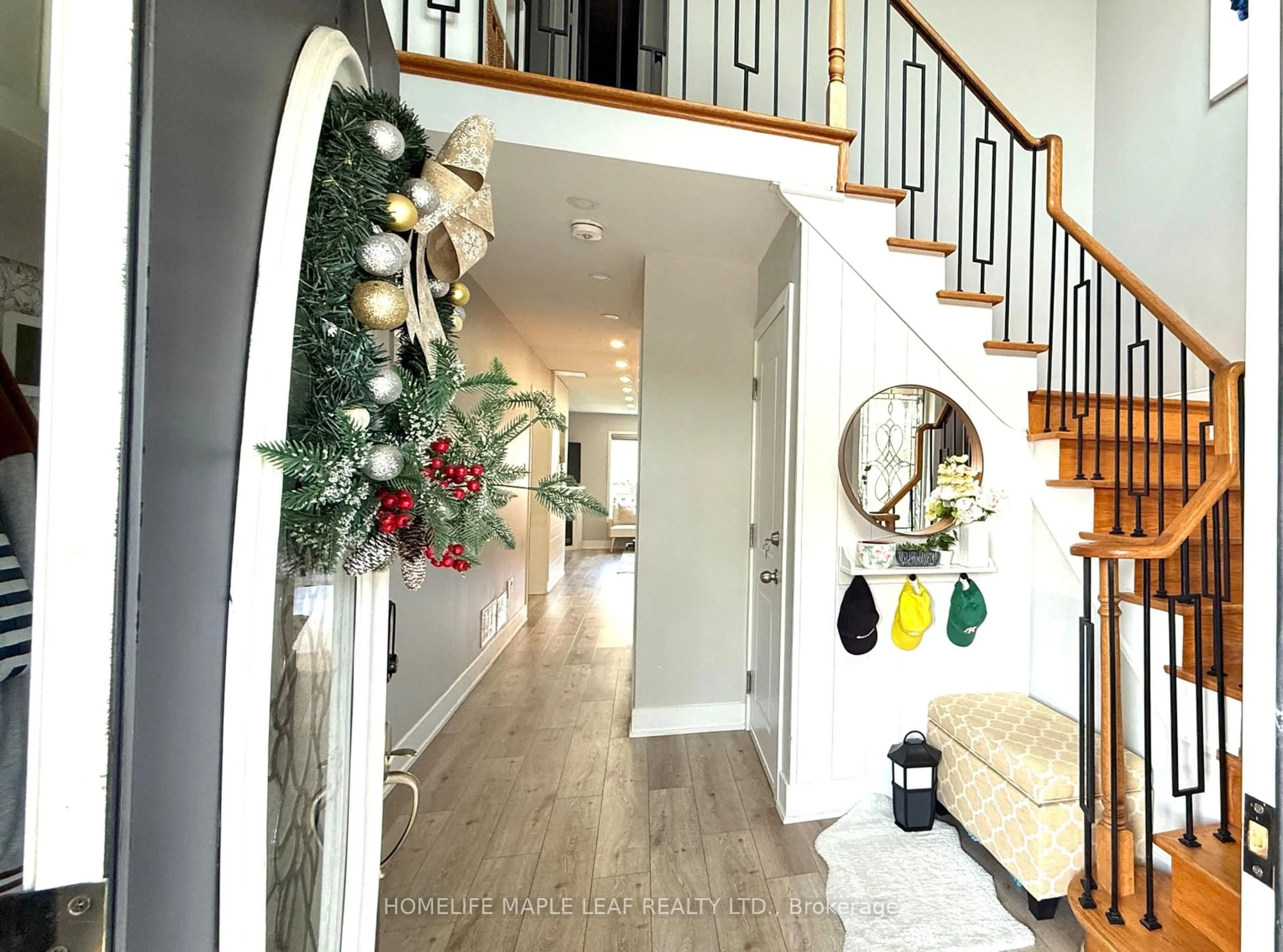 Indoor entryway for 22 Allangrove Dr, Brampton Ontario L7A 2M3