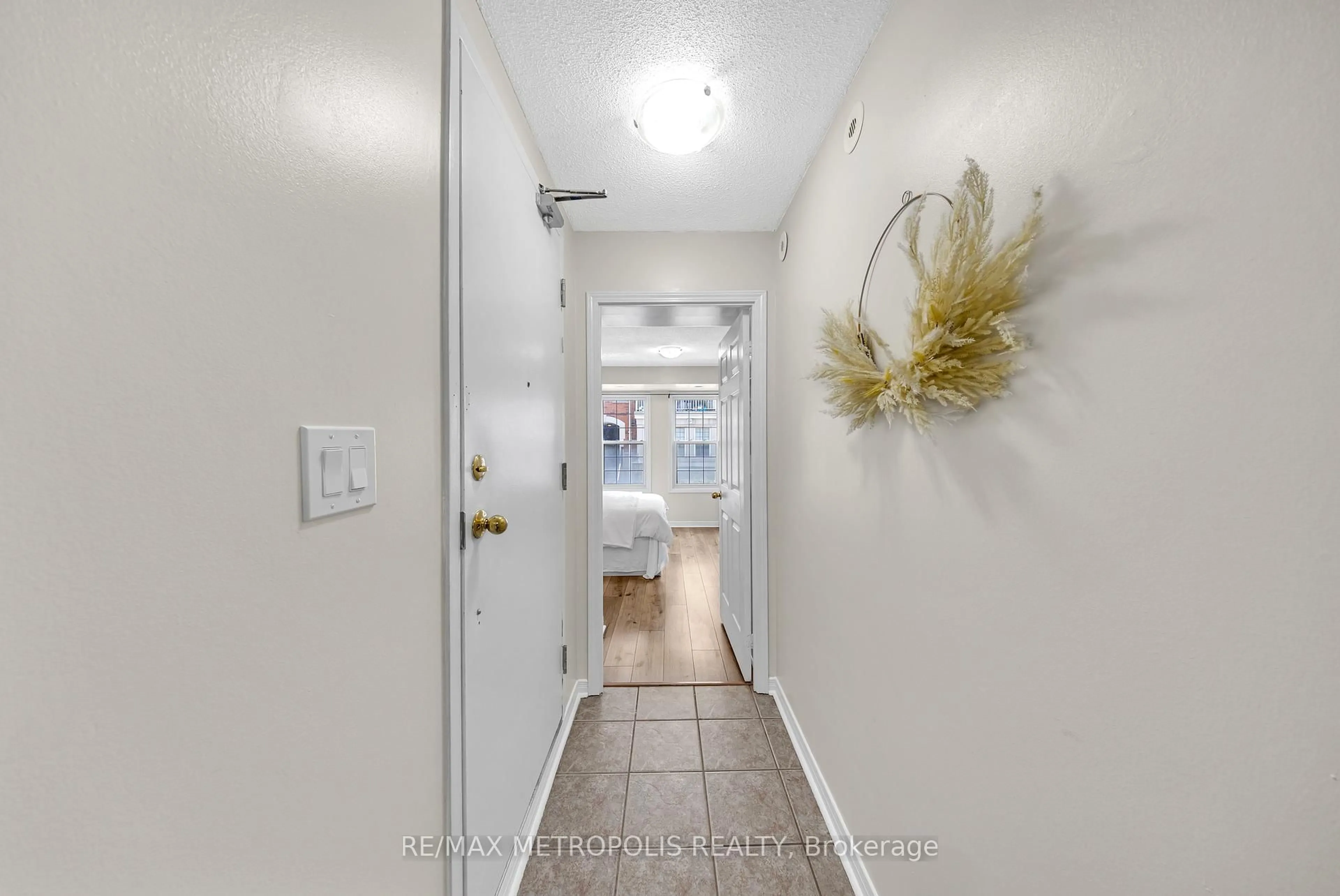 Indoor entryway for 37 Four Winds Dr #19, Toronto Ontario M3J 1K7