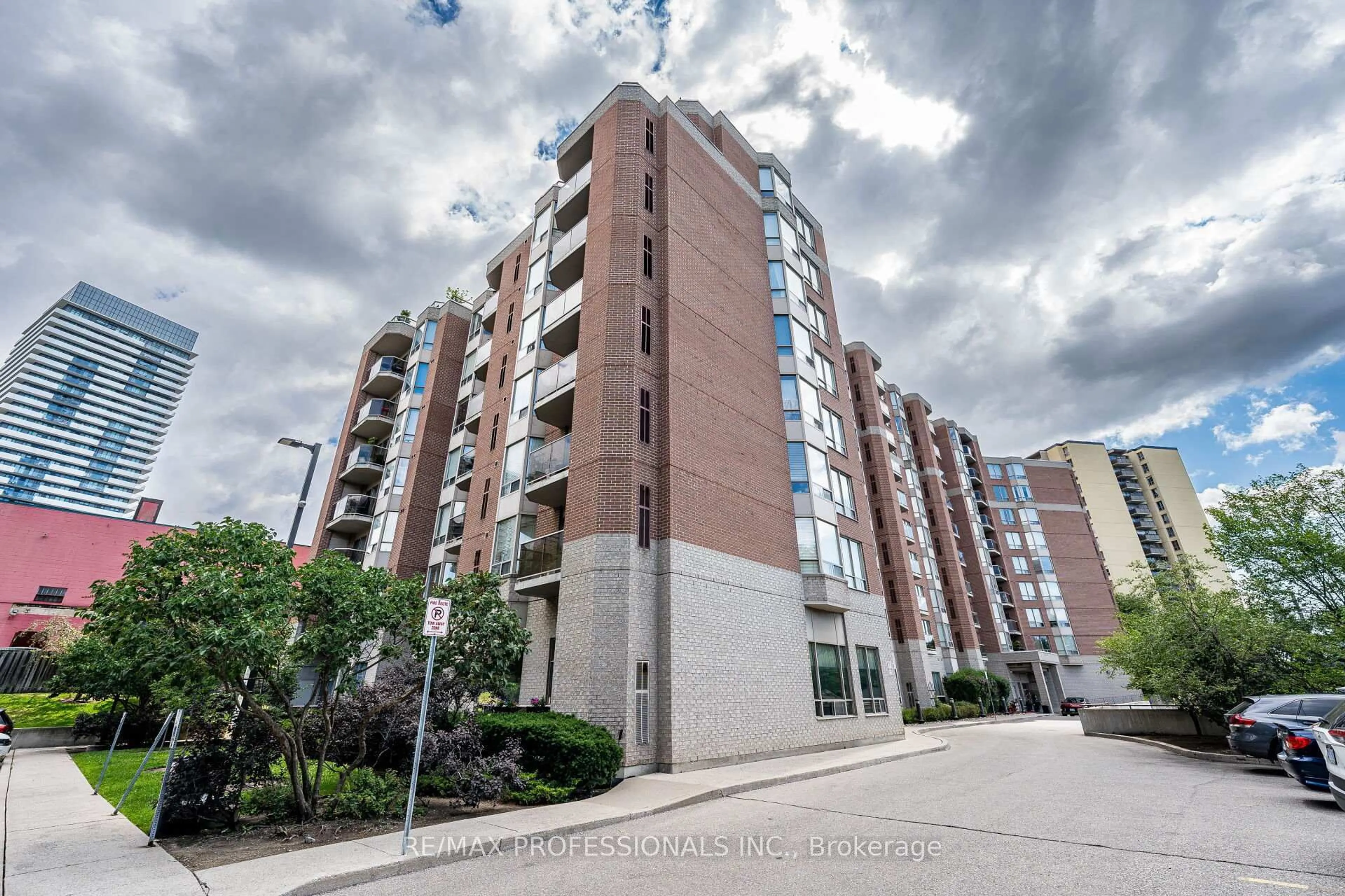 A pic from outside/outdoor area/front of a property/back of a property/a pic from drone, unknown for 2088 Lawrence Ave #1007, Toronto Ontario M9N 3Z9