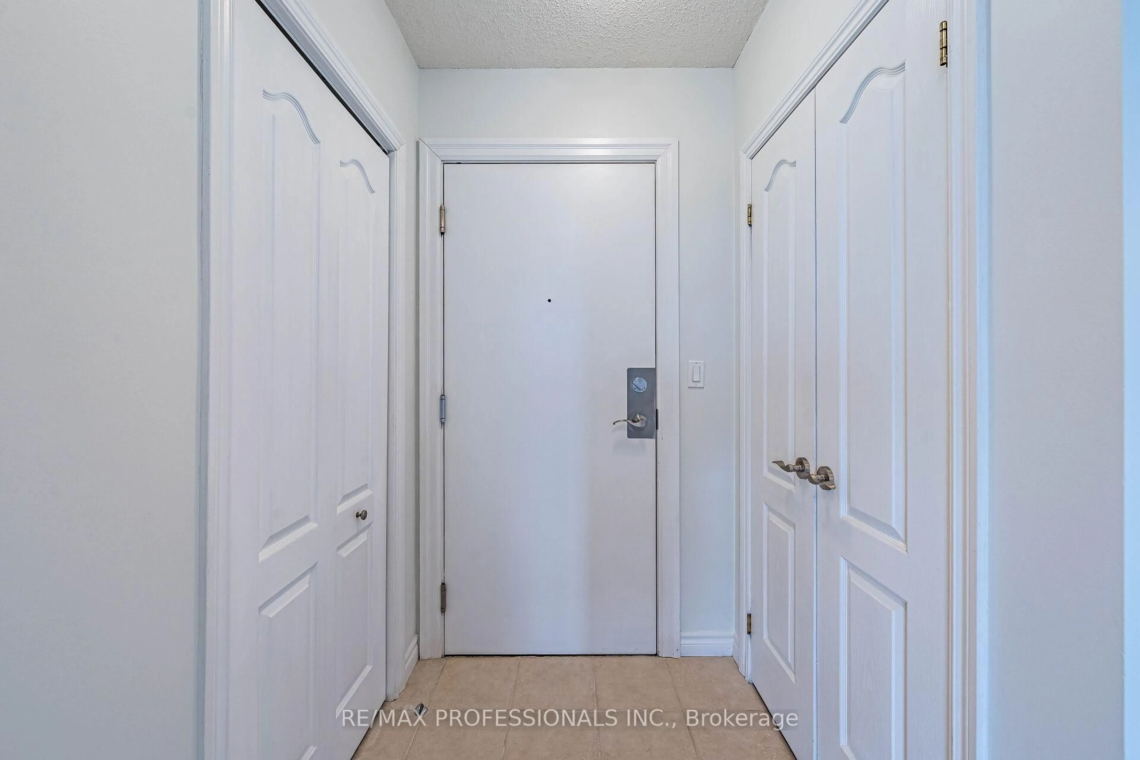 Indoor entryway for 2088 Lawrence Ave #1007, Toronto Ontario M9N 3Z9