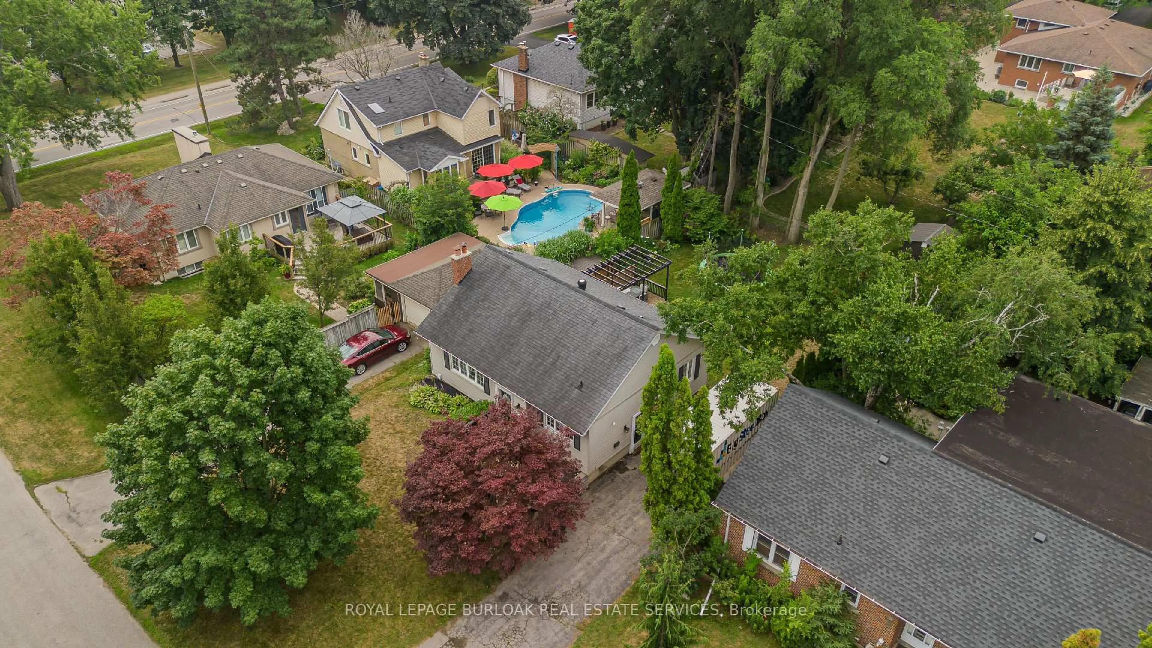 A pic from outside/outdoor area/front of a property/back of a property/a pic from drone, street for 936 Harvey Pl, Burlington Ontario L7T 3G1