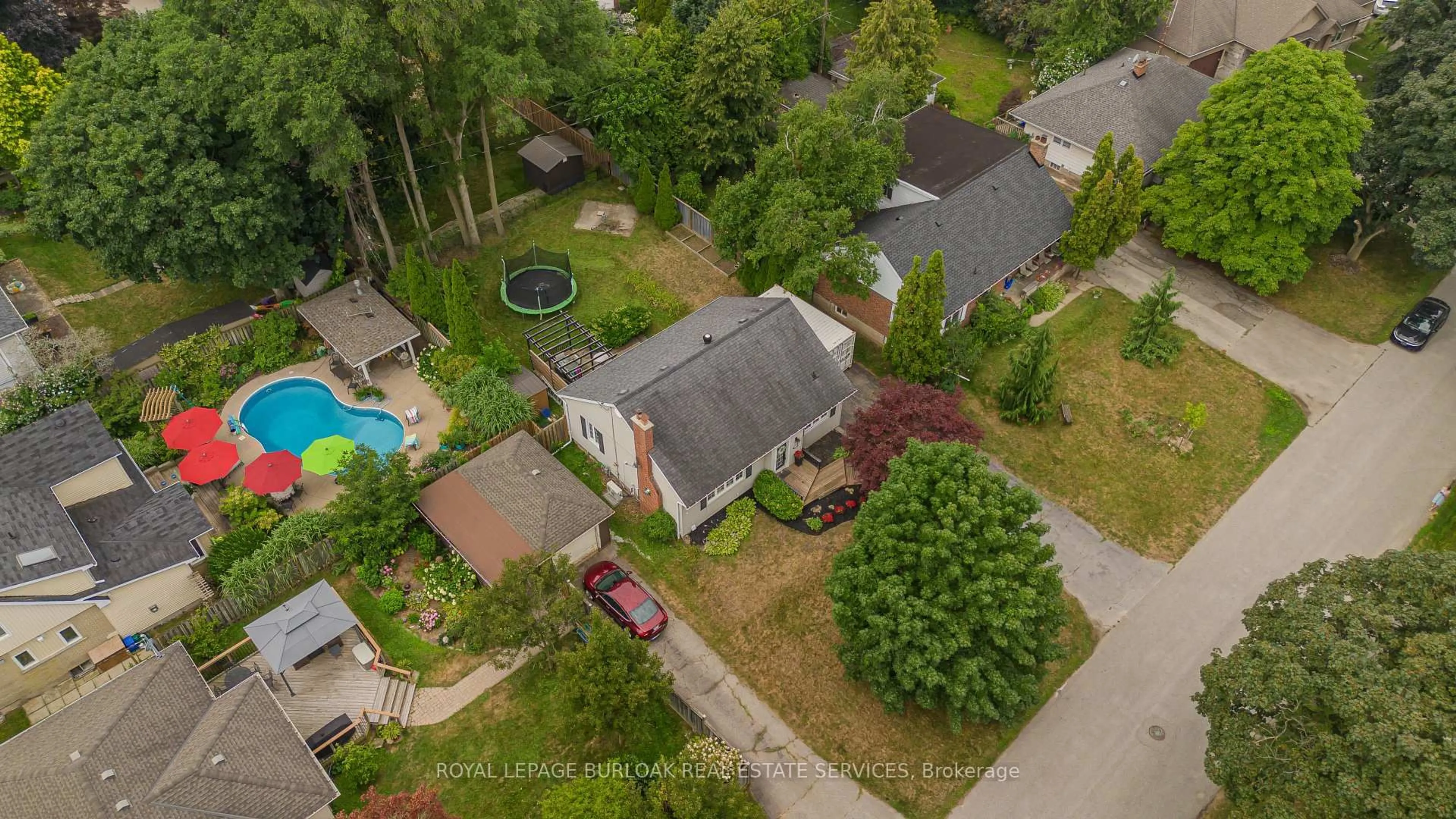 A pic from outside/outdoor area/front of a property/back of a property/a pic from drone, street for 936 Harvey Pl, Burlington Ontario L7T 3G1