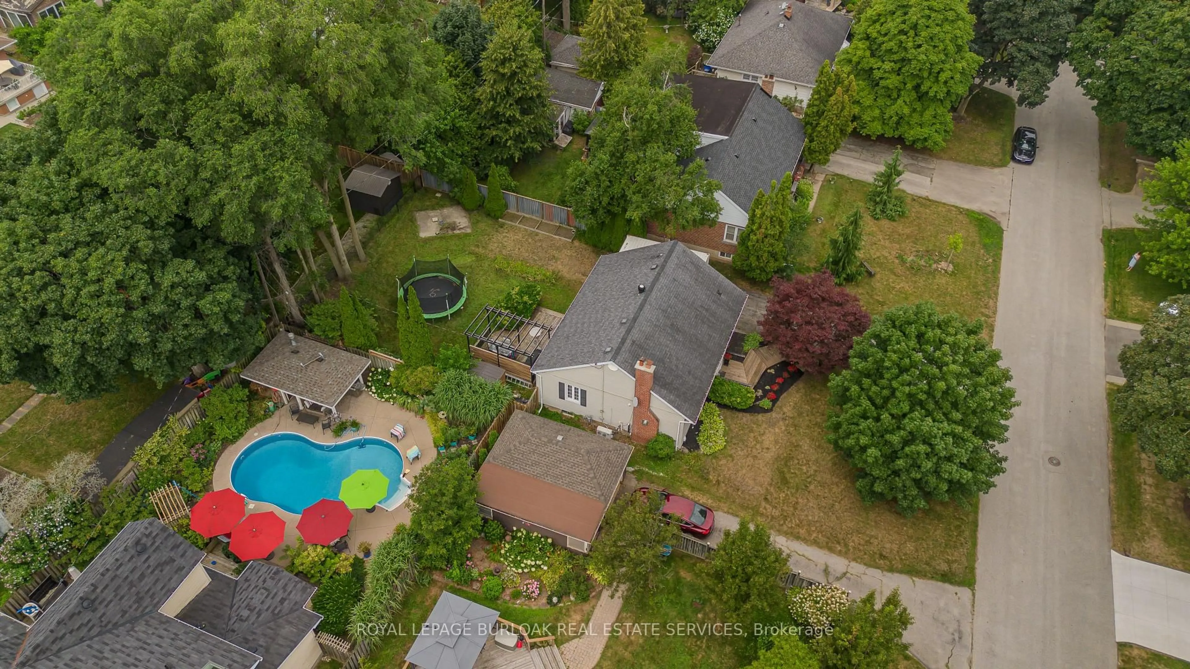 A pic from outside/outdoor area/front of a property/back of a property/a pic from drone, street for 936 Harvey Pl, Burlington Ontario L7T 3G1