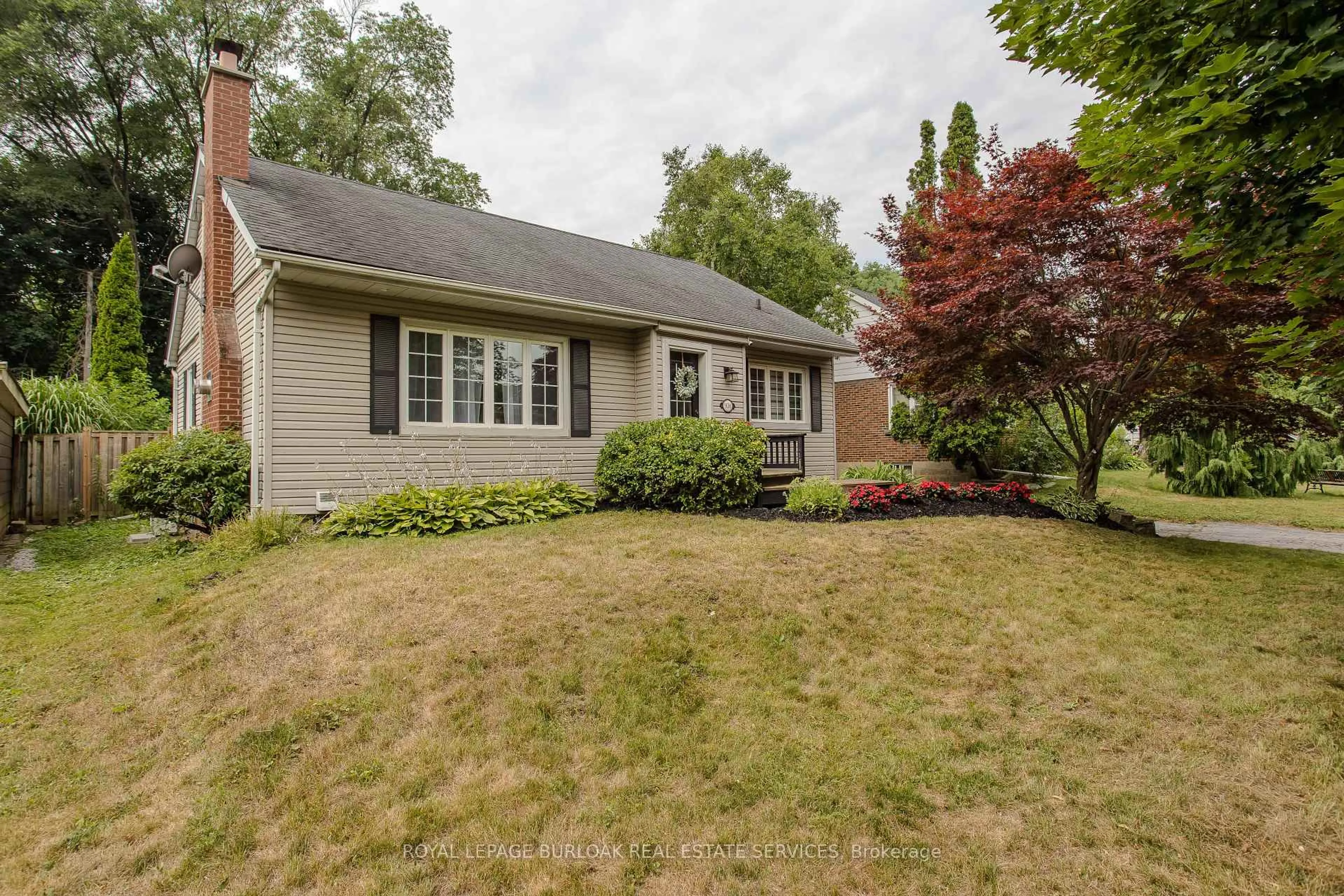 Home with vinyl exterior material, street for 936 Harvey Pl, Burlington Ontario L7T 3G1