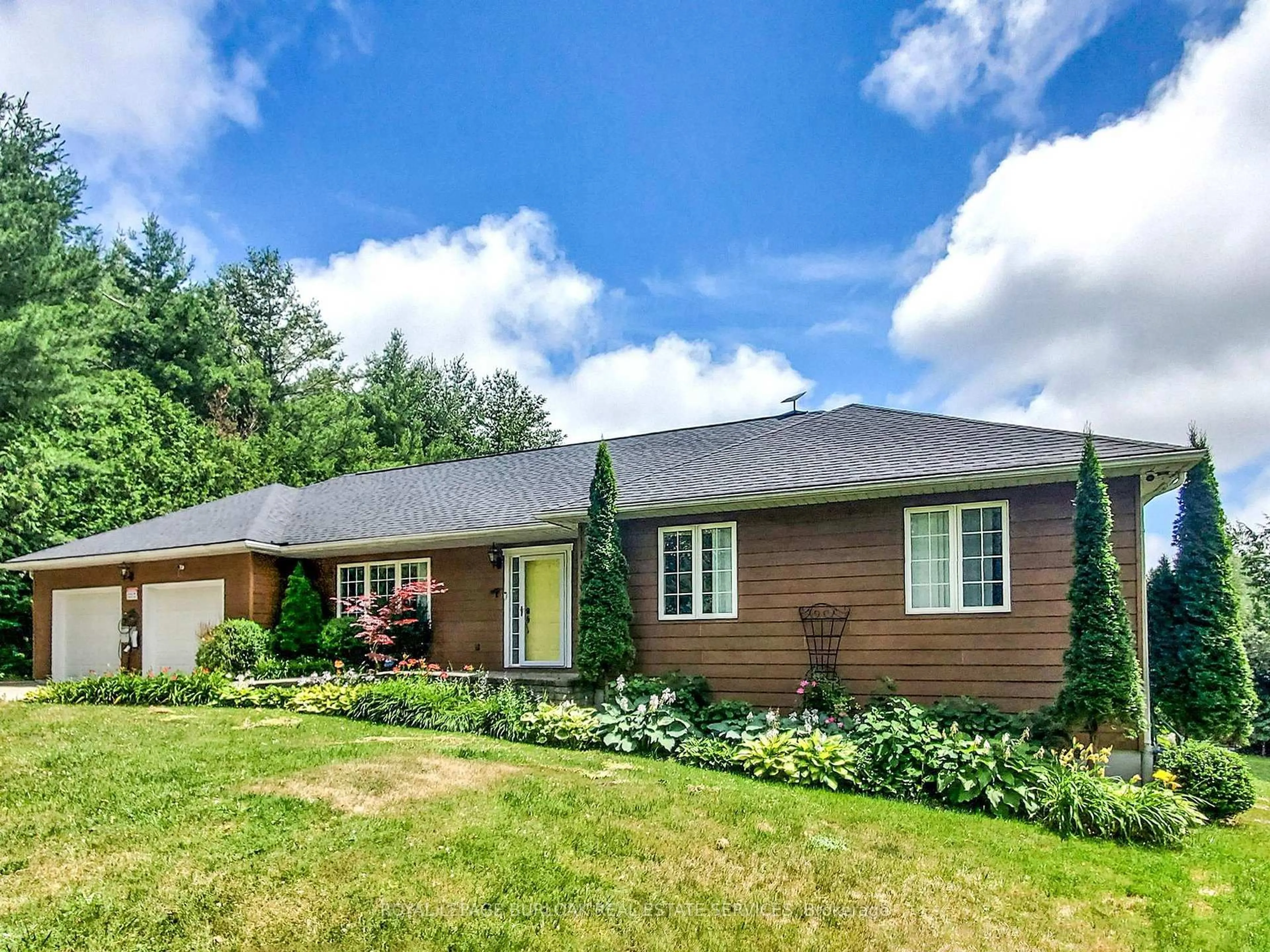 Home with vinyl exterior material, street for 569 Highpoint Sdrd, Caledon Ontario L7K 0J6
