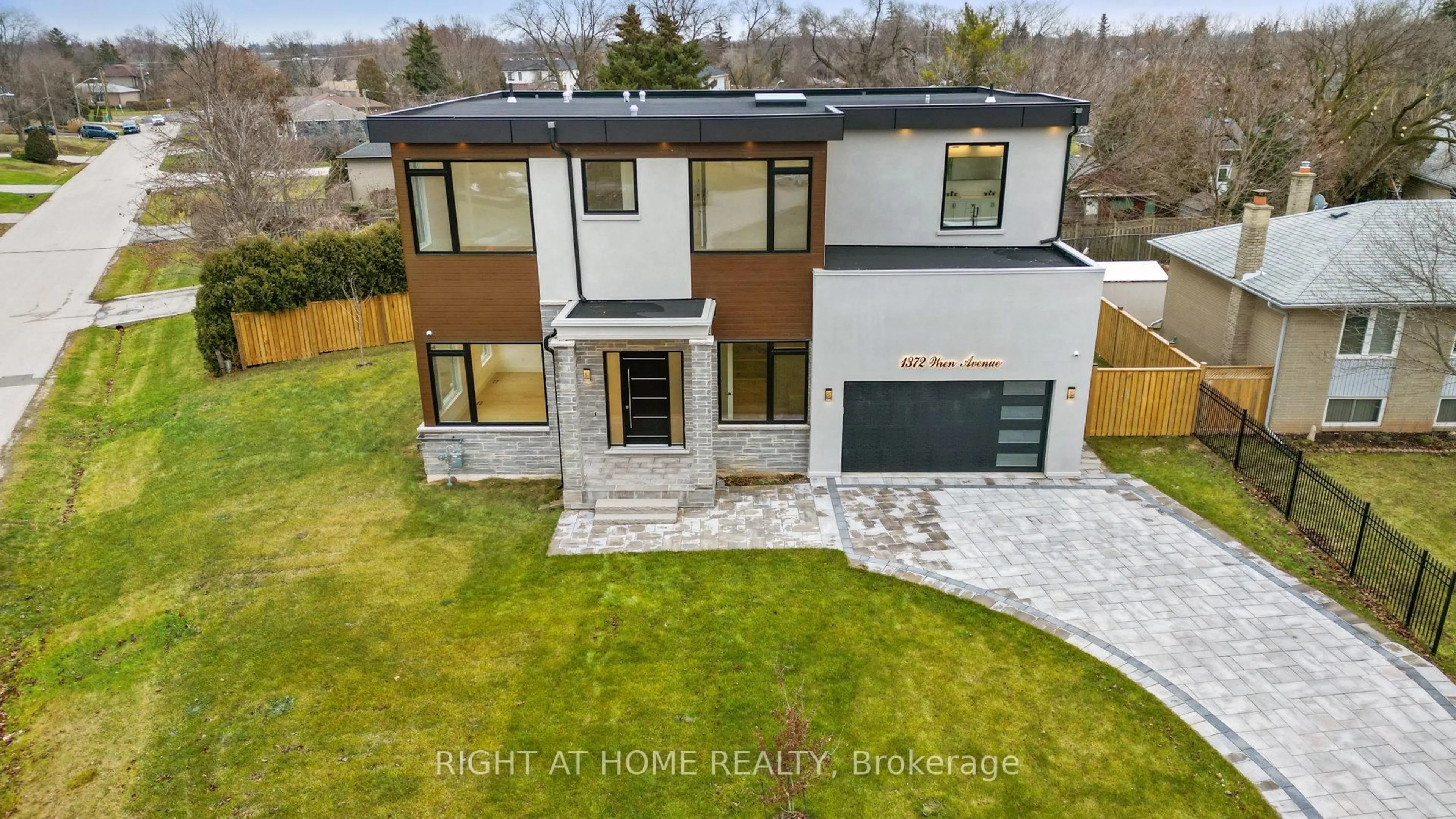 A pic from outside/outdoor area/front of a property/back of a property/a pic from drone, street for 1372 Wren Ave, Oakville Ontario L6L 2V6