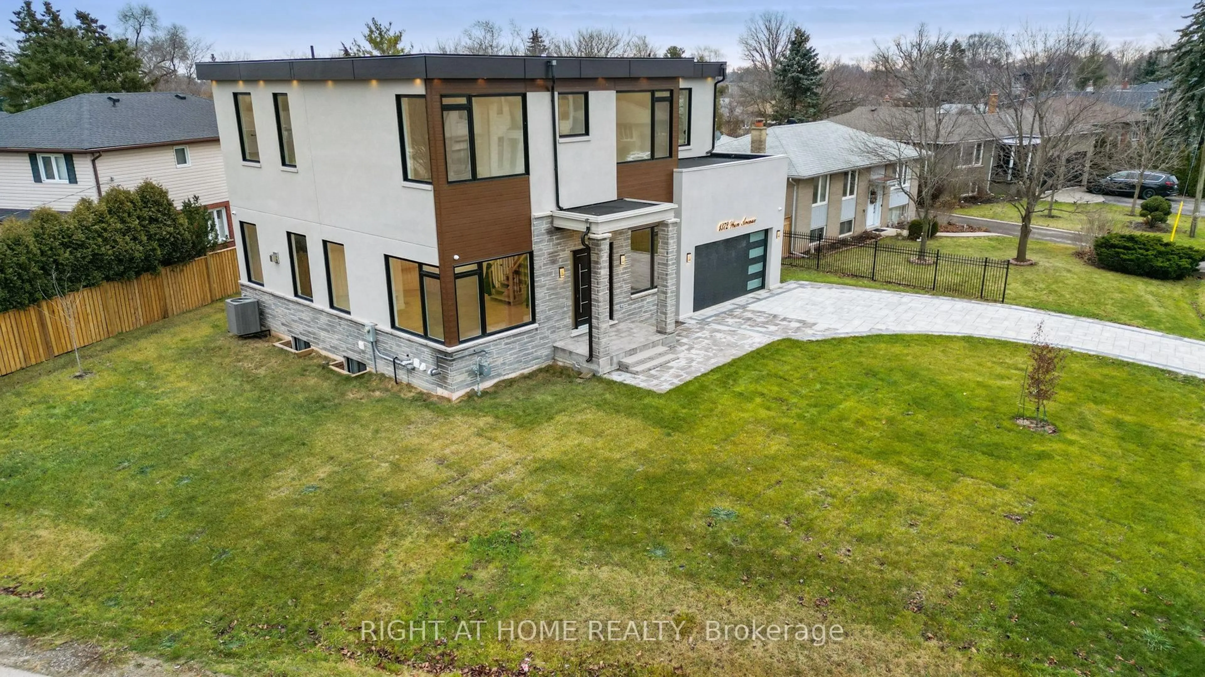 A pic from outside/outdoor area/front of a property/back of a property/a pic from drone, street for 1372 Wren Ave, Oakville Ontario L6L 2V6