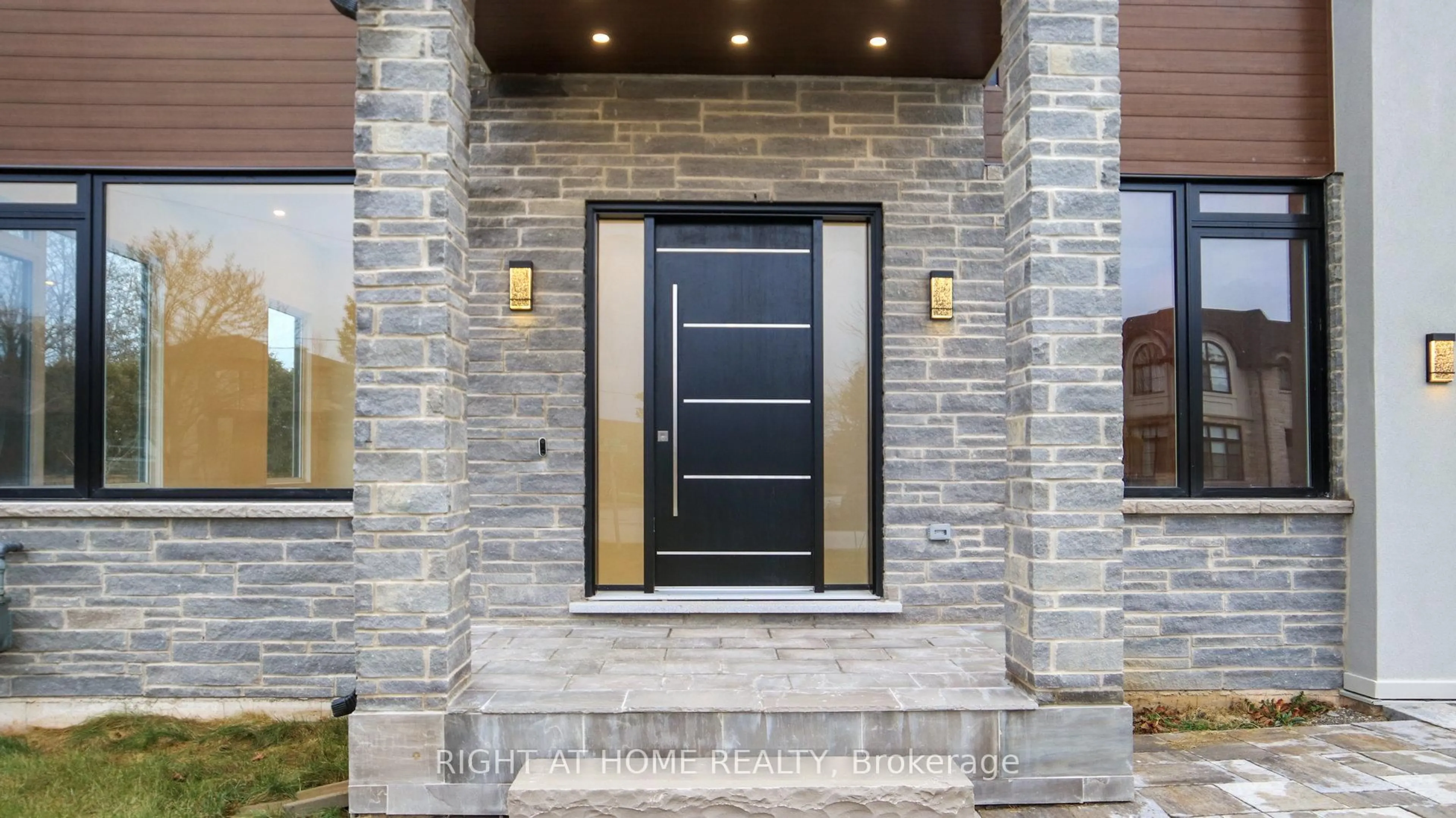 Indoor entryway for 1372 Wren Ave, Oakville Ontario L6L 2V6