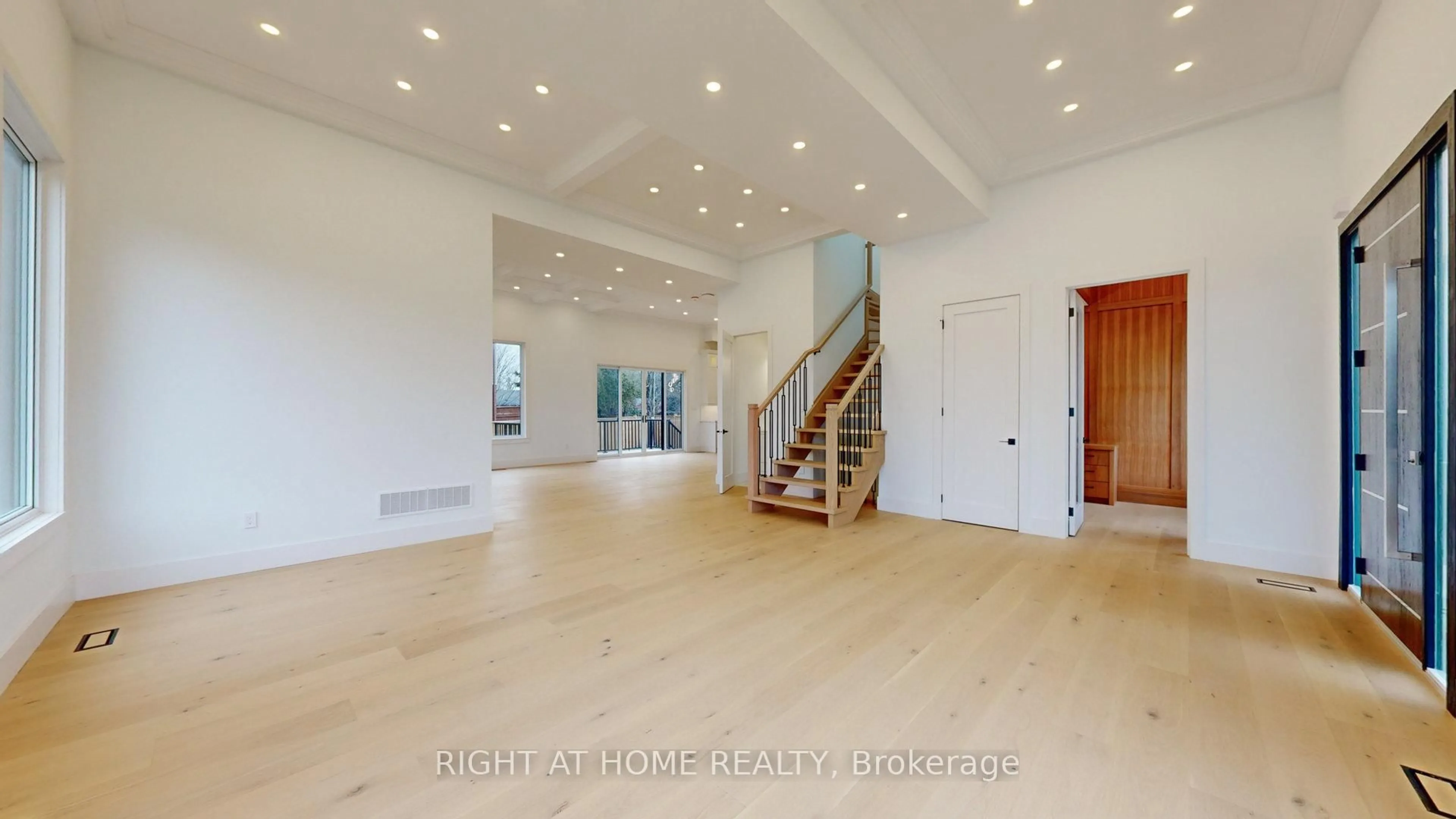 Indoor foyer for 1372 Wren Ave, Oakville Ontario L6L 2V6